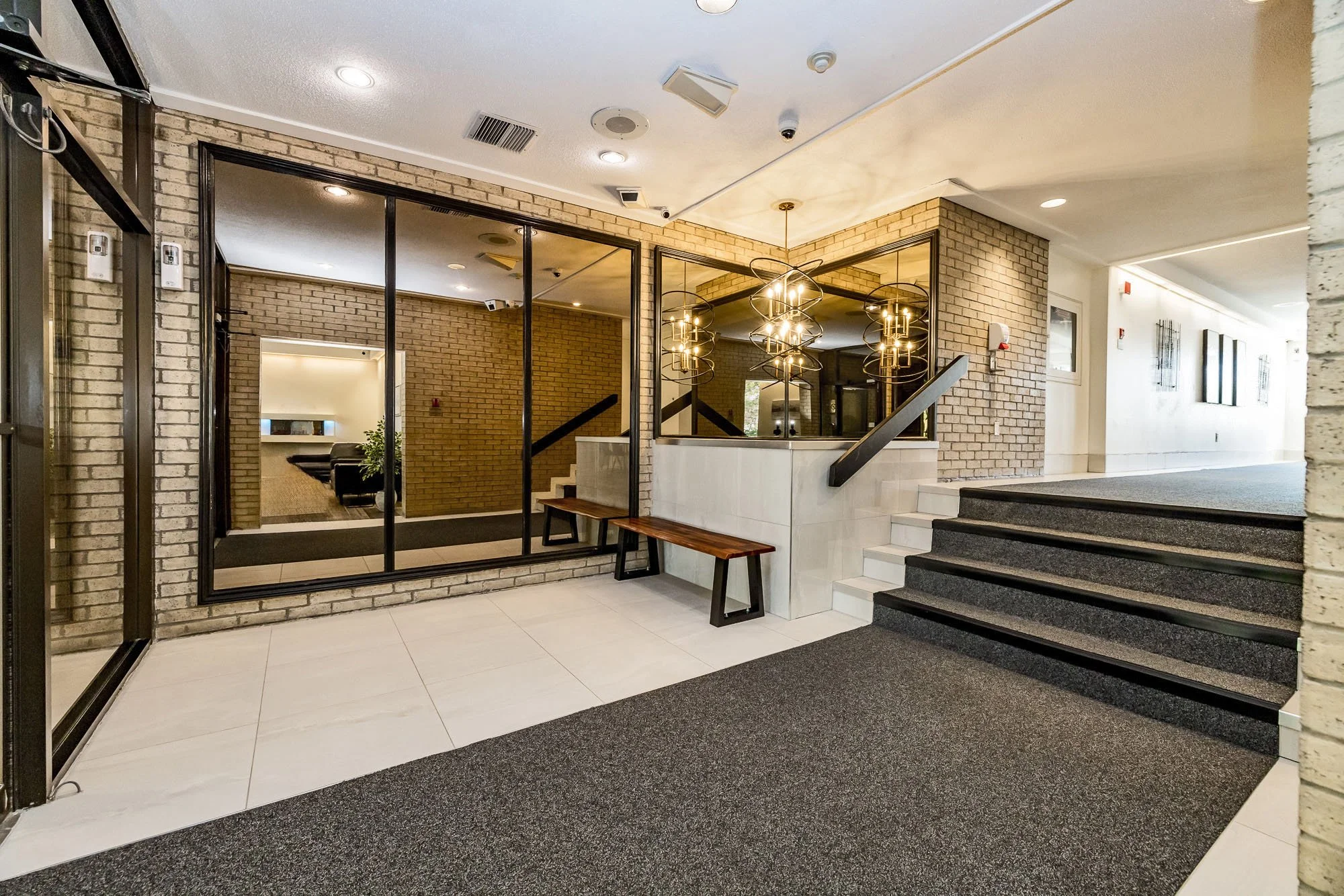 1100 Ambleside 414__420.jpg