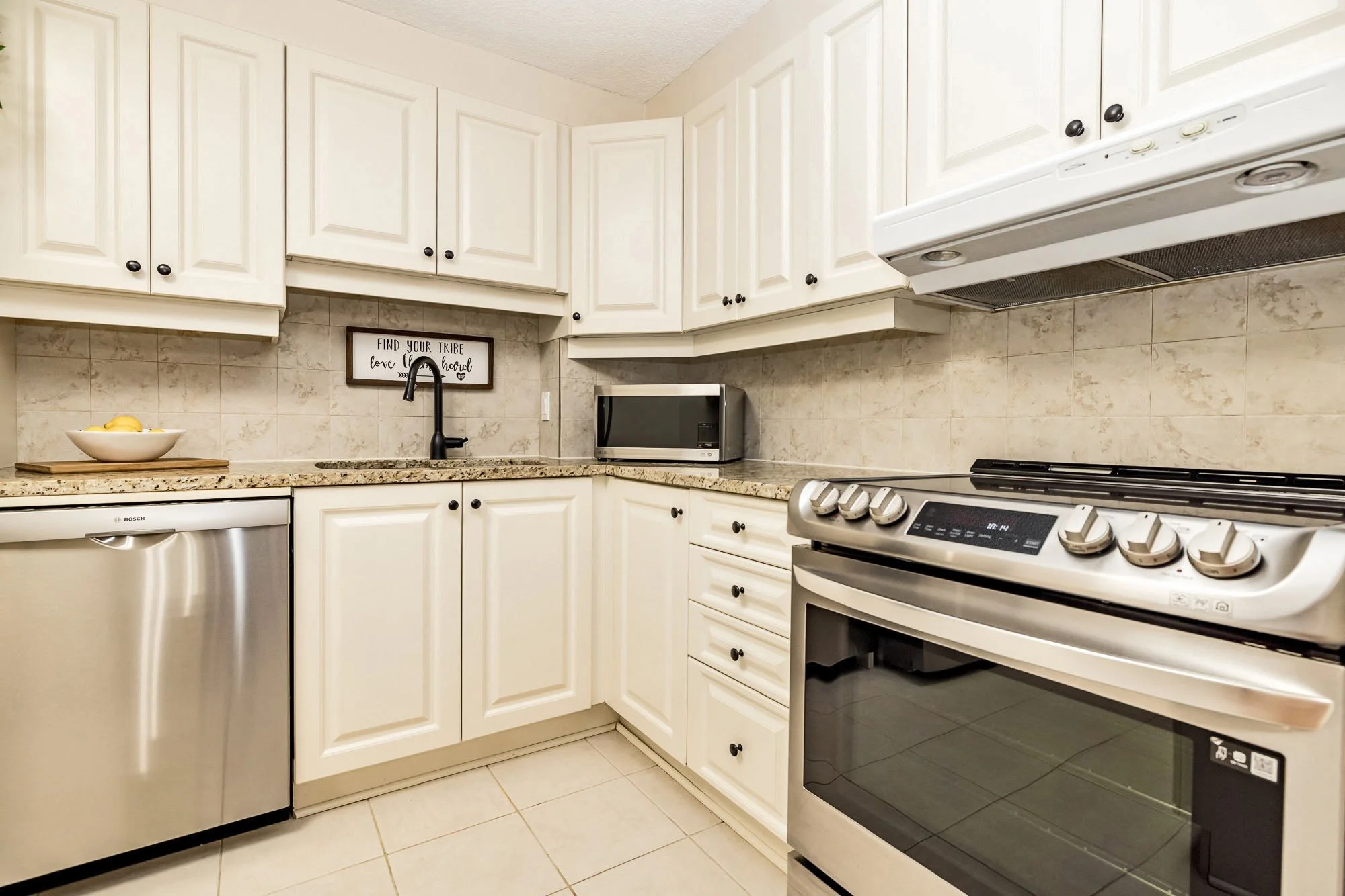 1100 Ambleside 414__433.jpg