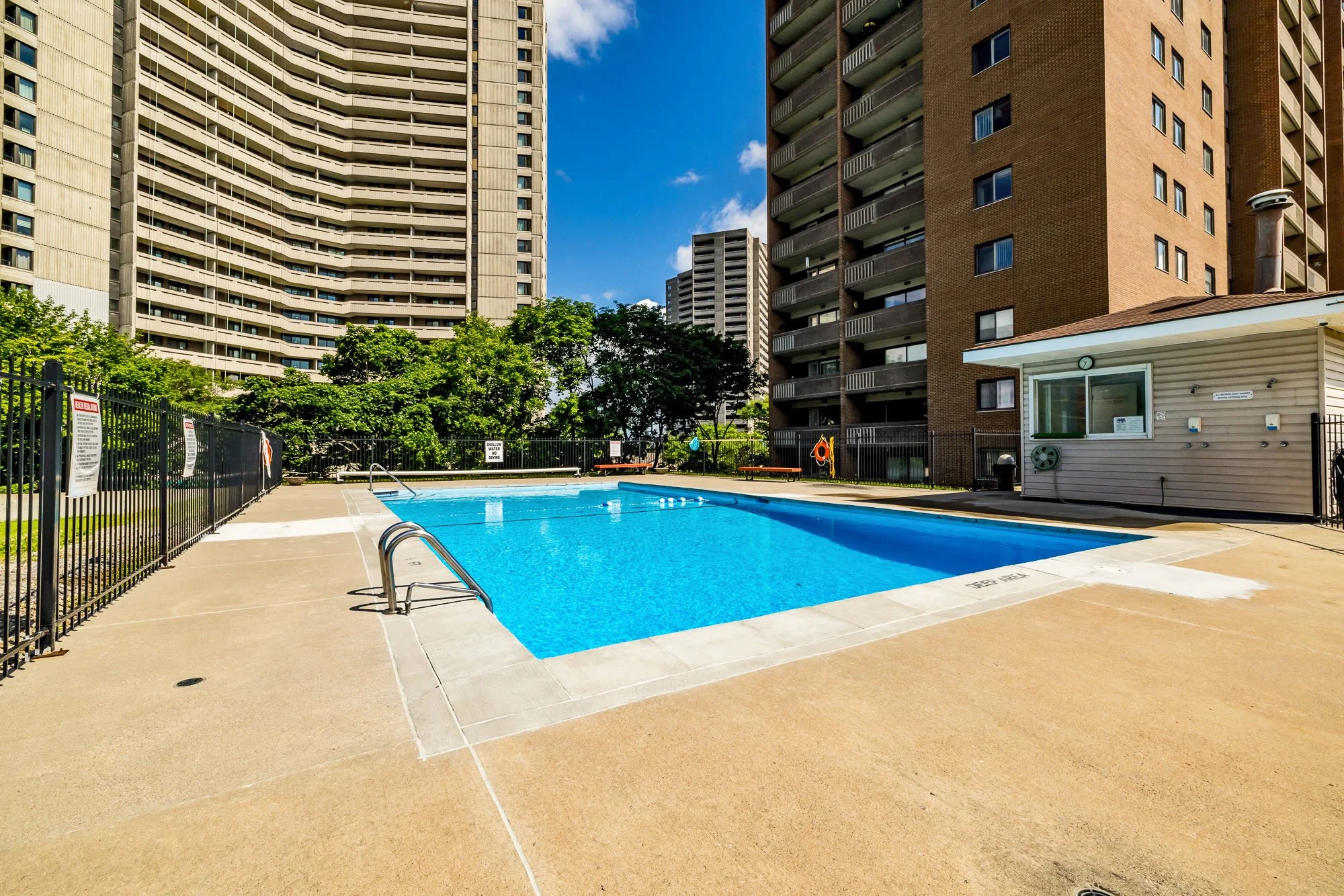 1100 Ambleside 414__455.jpg