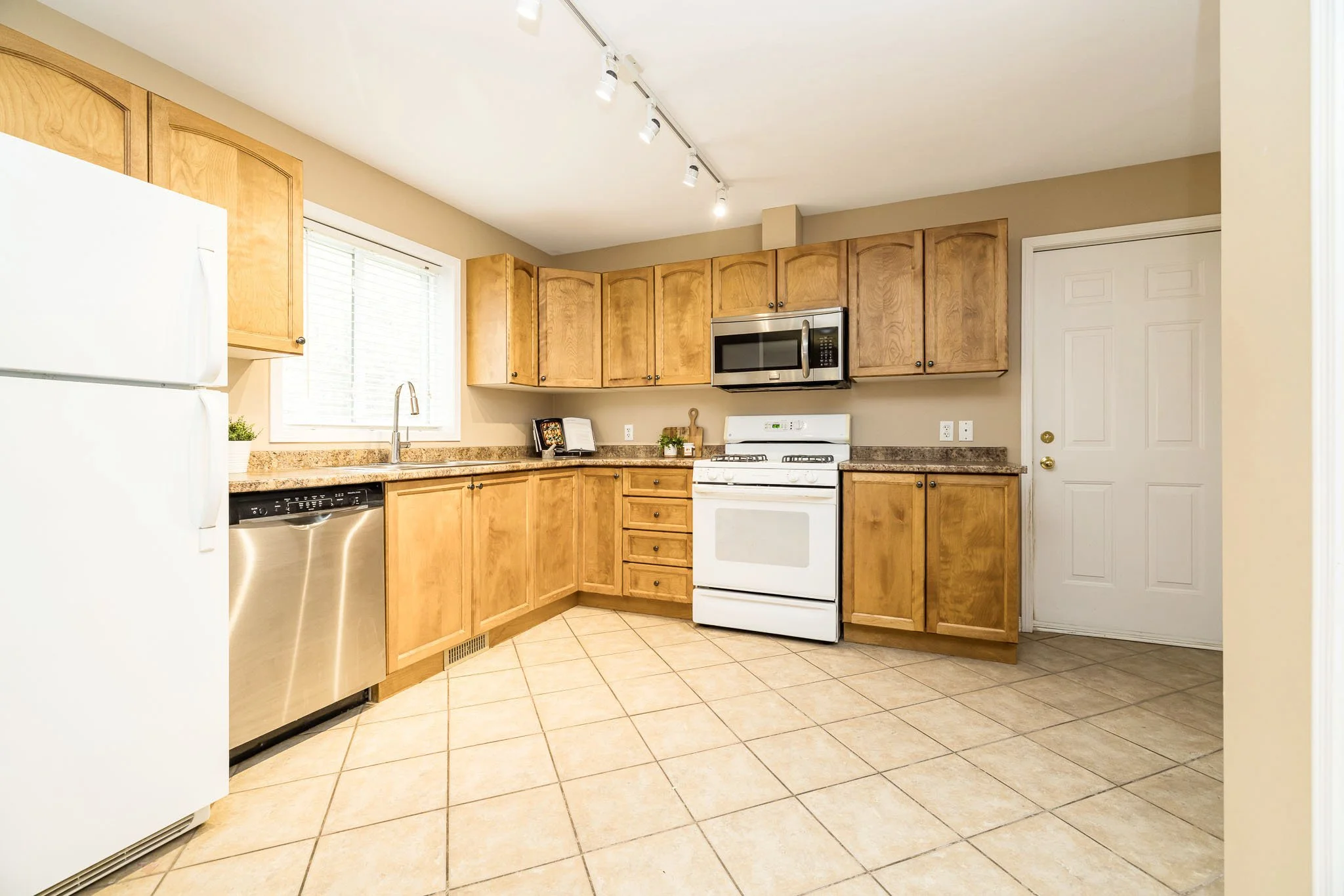 318 Main St E_021.jpg