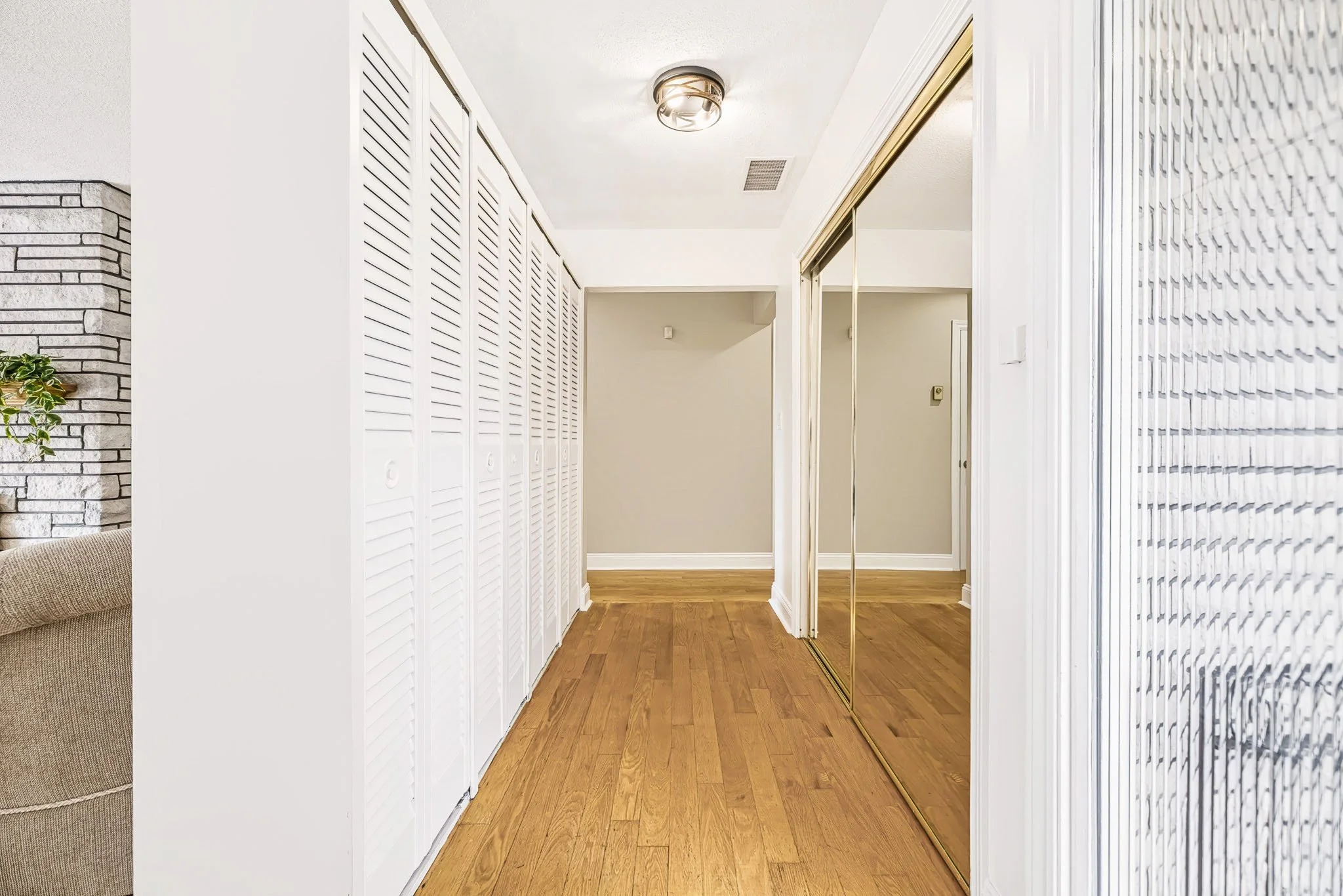 2027 Dundas__0042.jpg