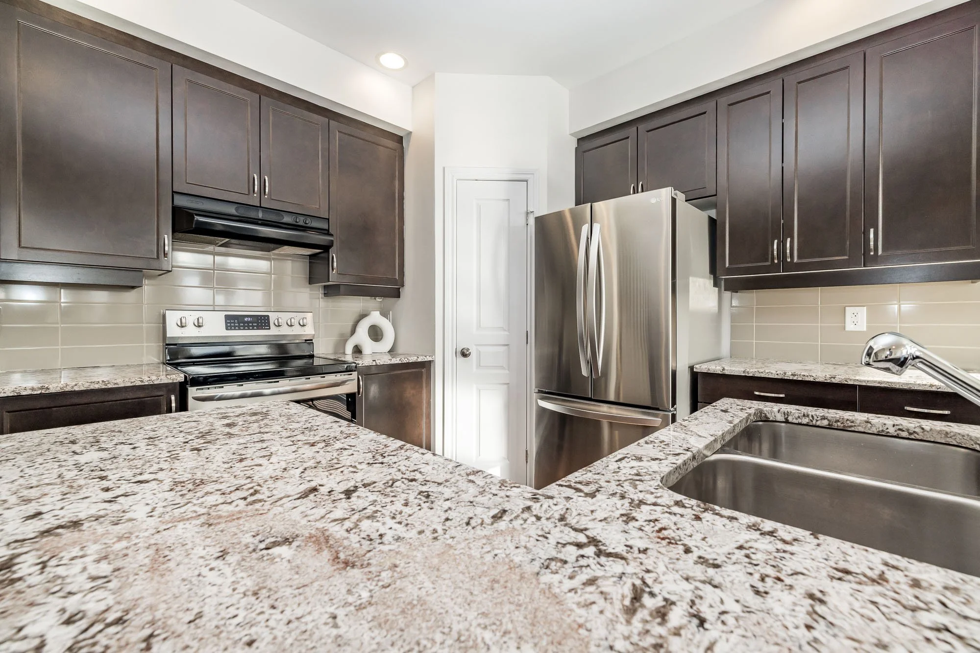 344 Kingbrook_014.jpg