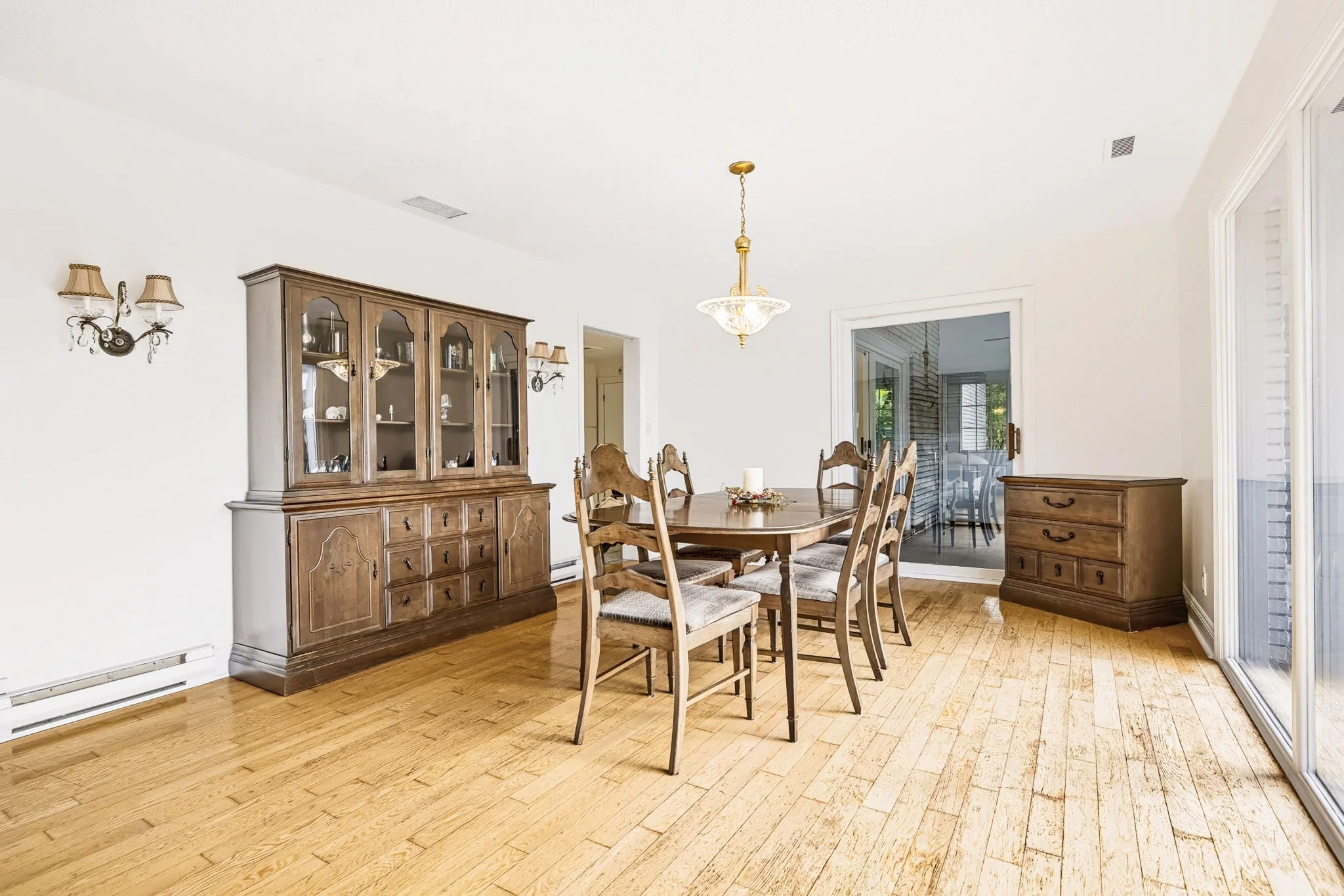 2027 Dundas__0025.jpg