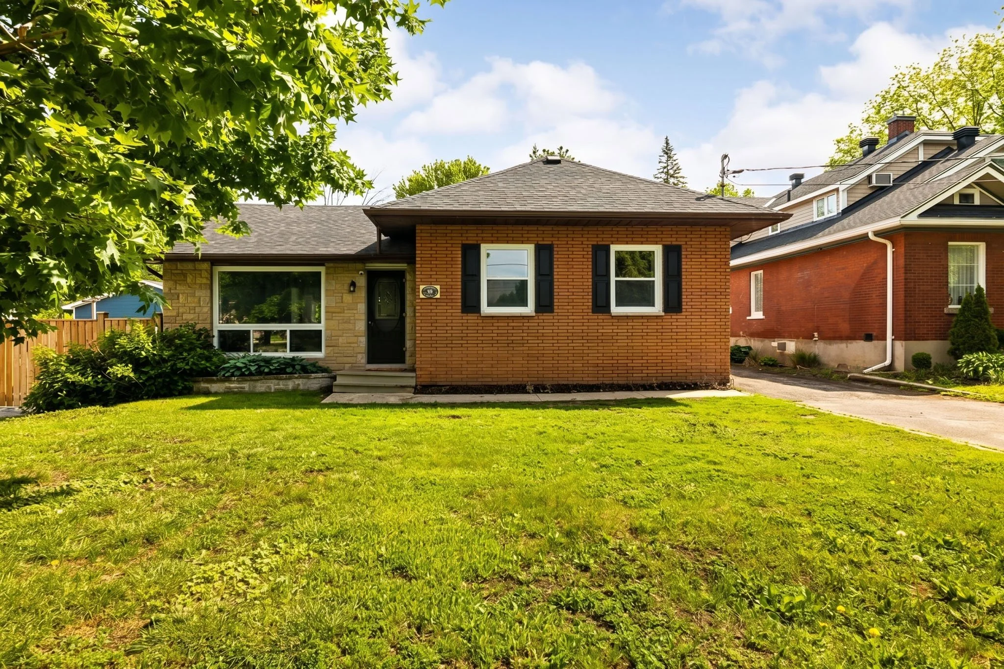 75 Wilson St W_001.jpg