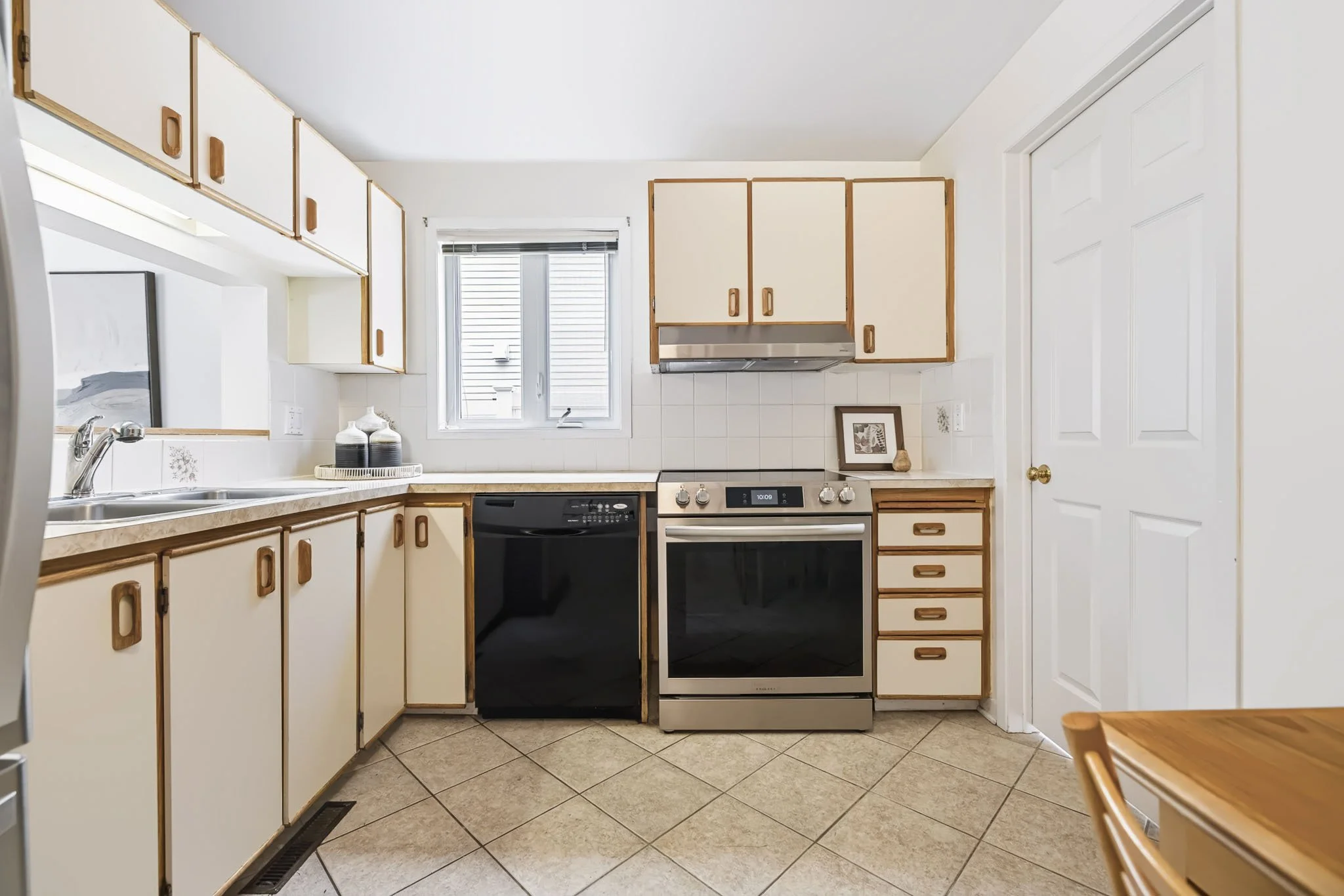 6068 Ridgelea_0024.jpg