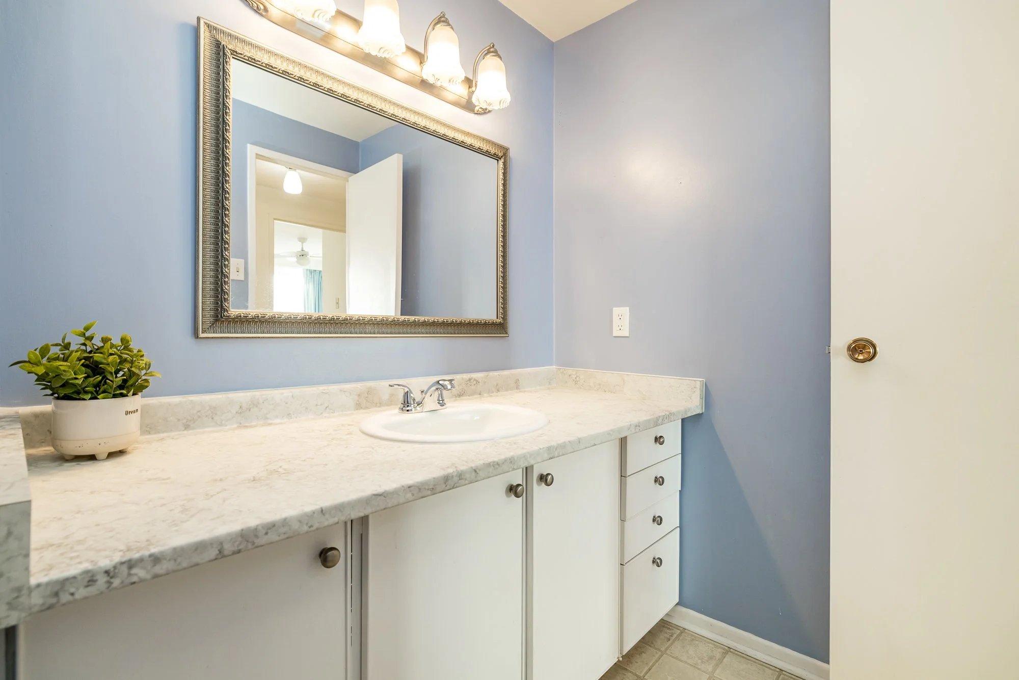 1356 Meadowlands 204_032.jpg