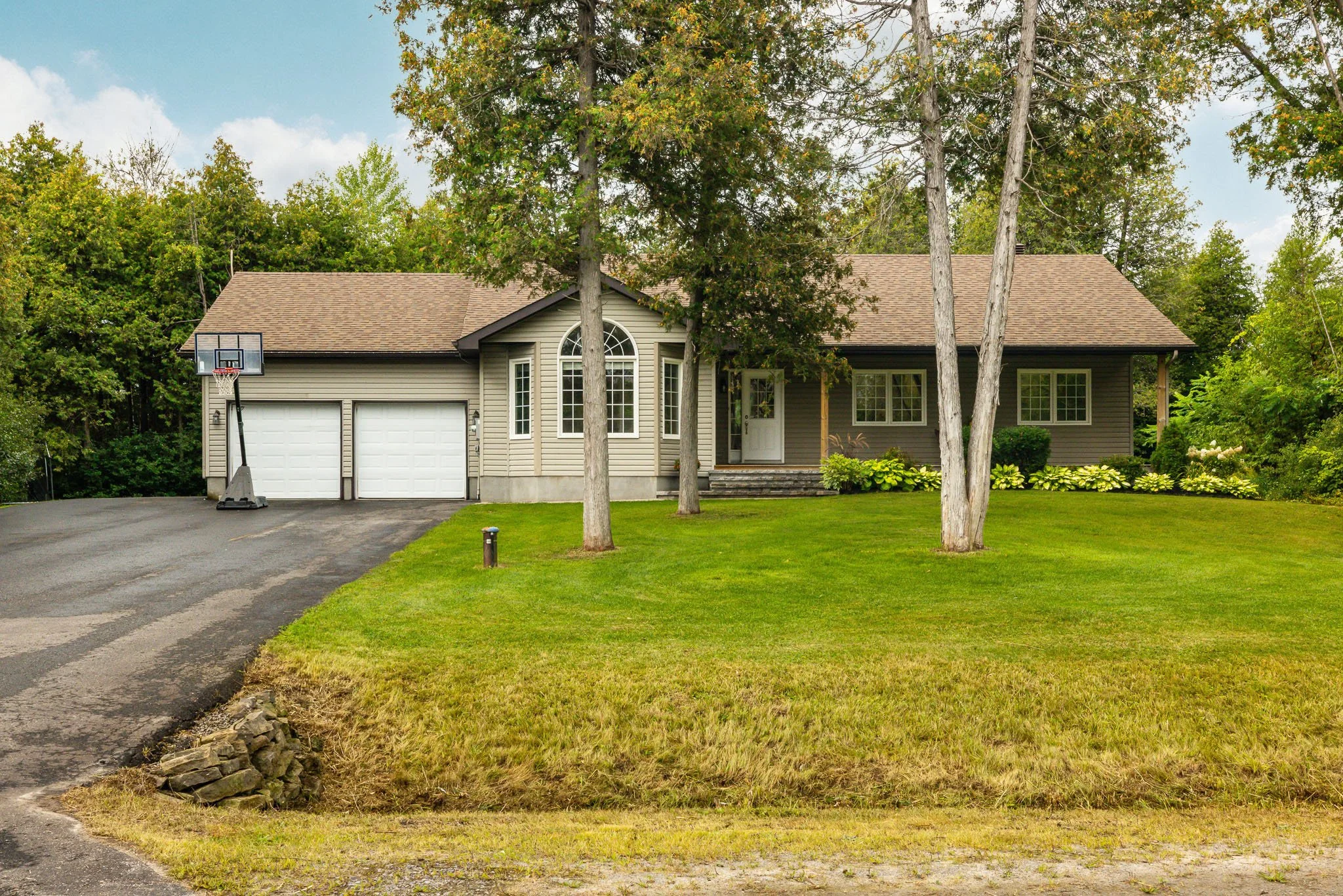 44 Meadowglen_0001.jpg