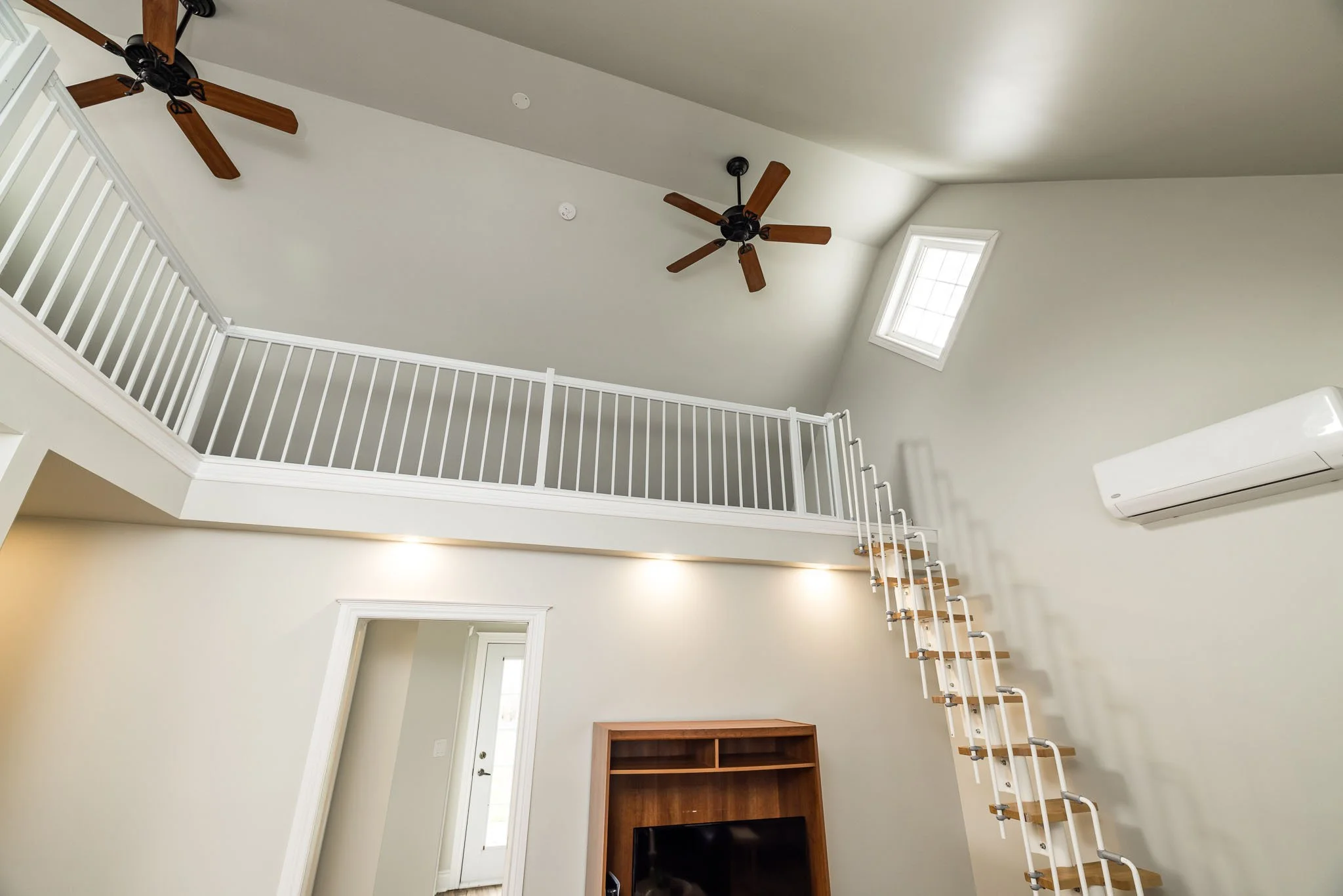 318 Main St W_054.jpg