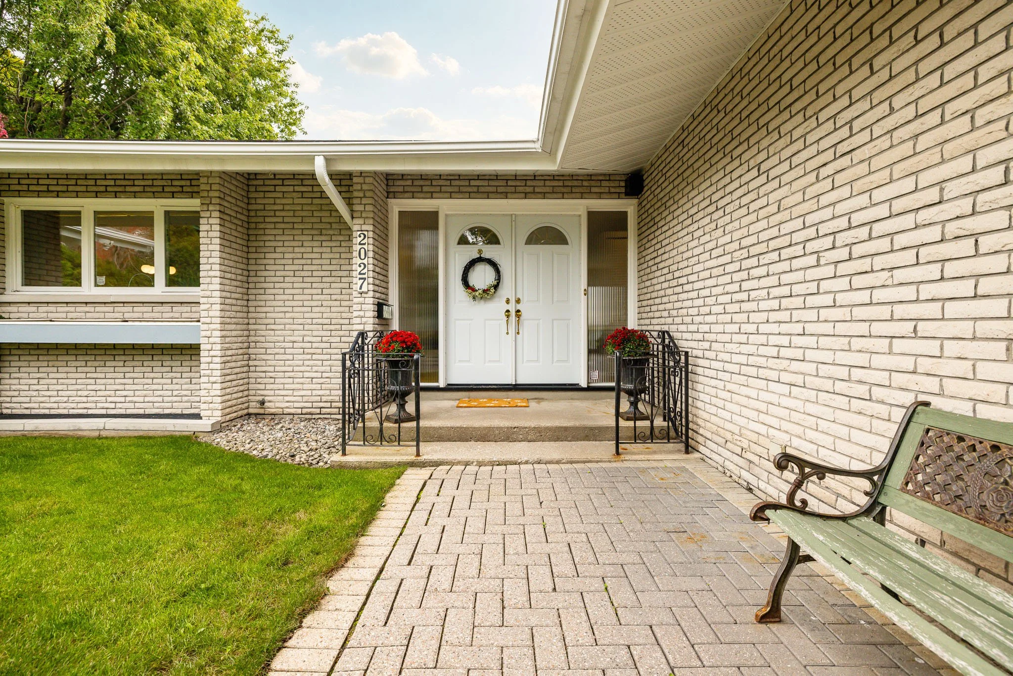 2027 Dundas__0016.jpg