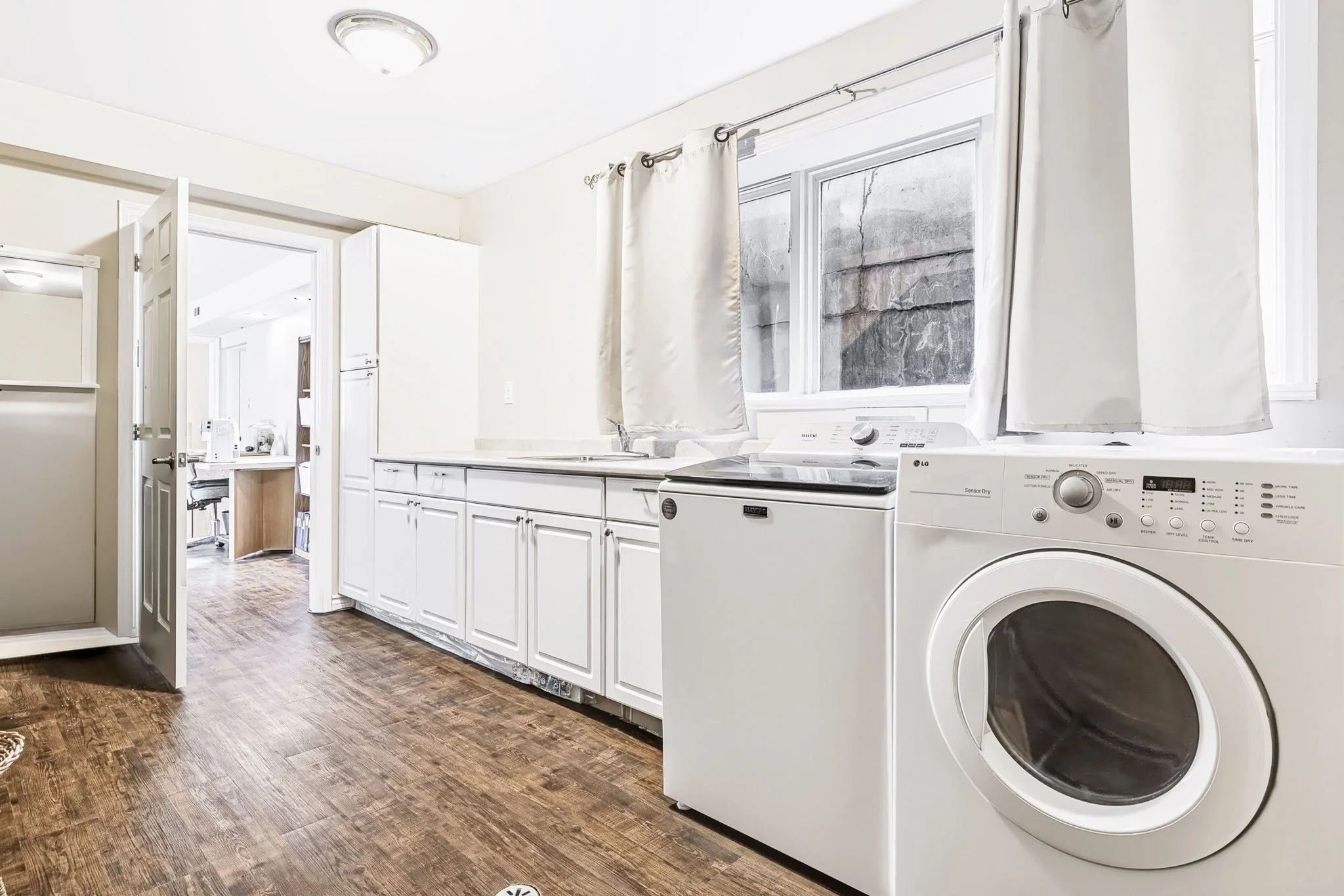 2027 Dundas__0070.jpg