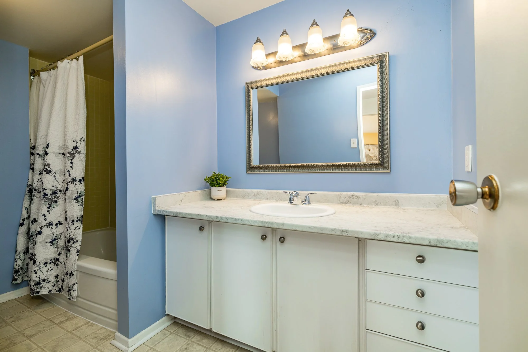 1356 Meadowlands 204_031.jpg