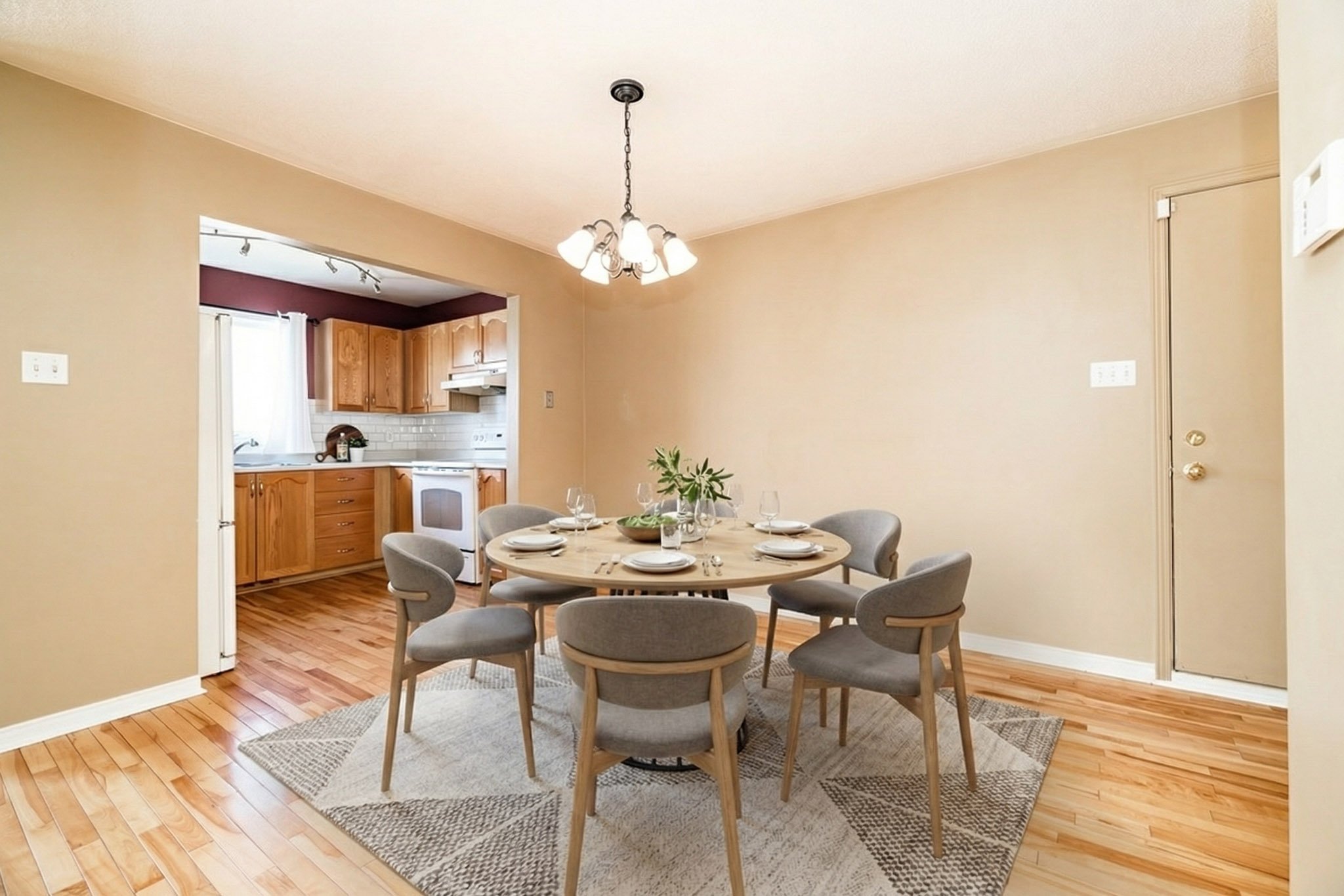 528 George_013 staged.jpg