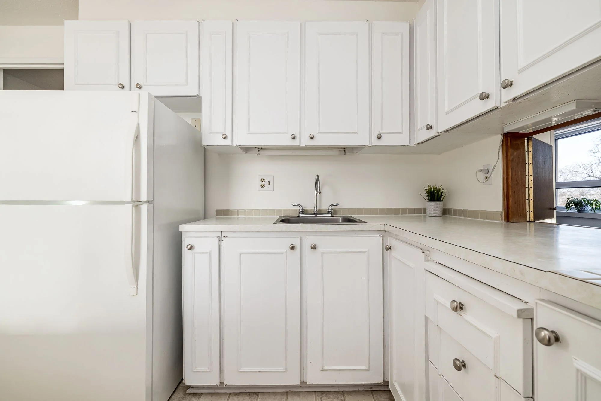 1356 Meadowlands 204_021.jpg