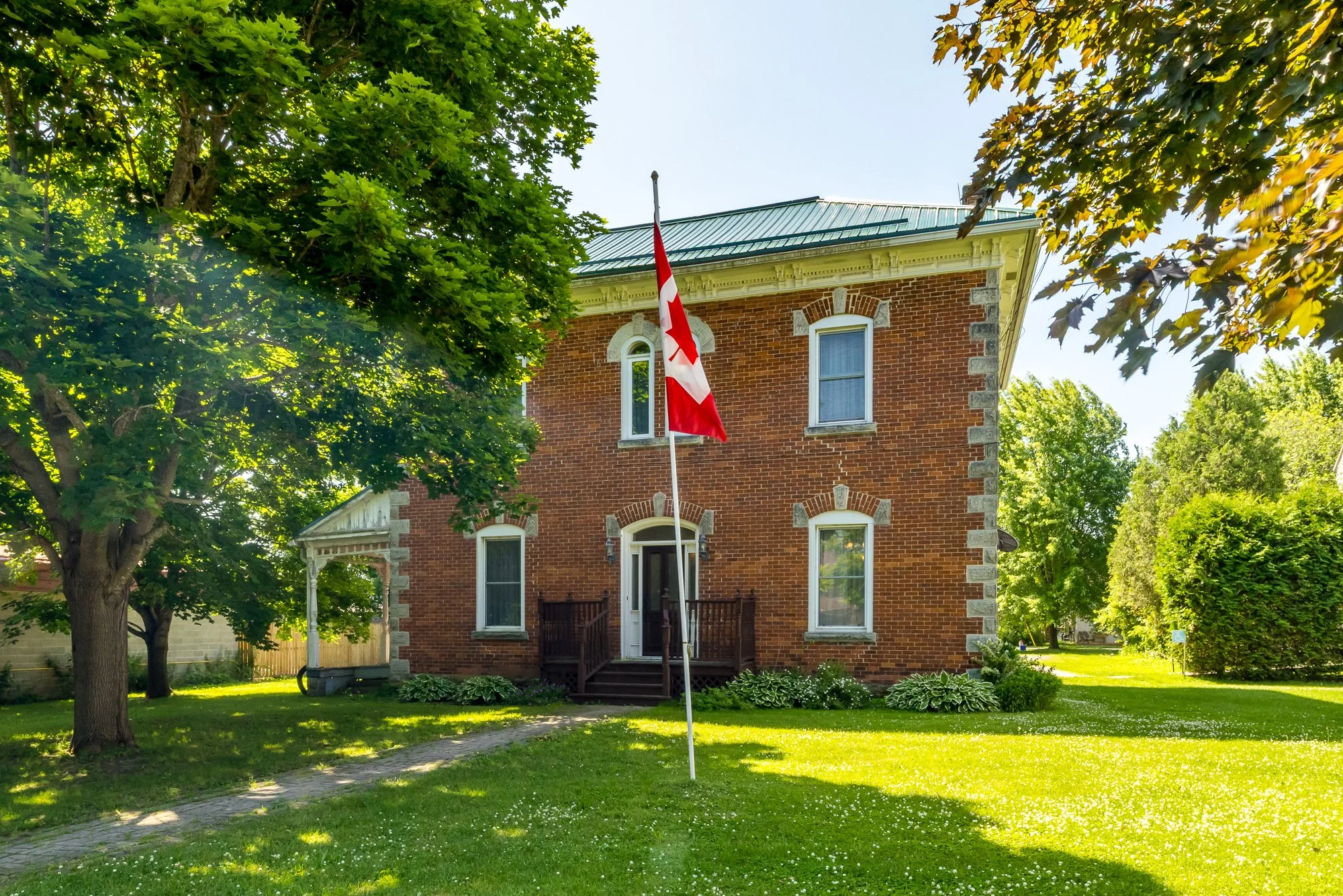 230 Main St W_001.jpg