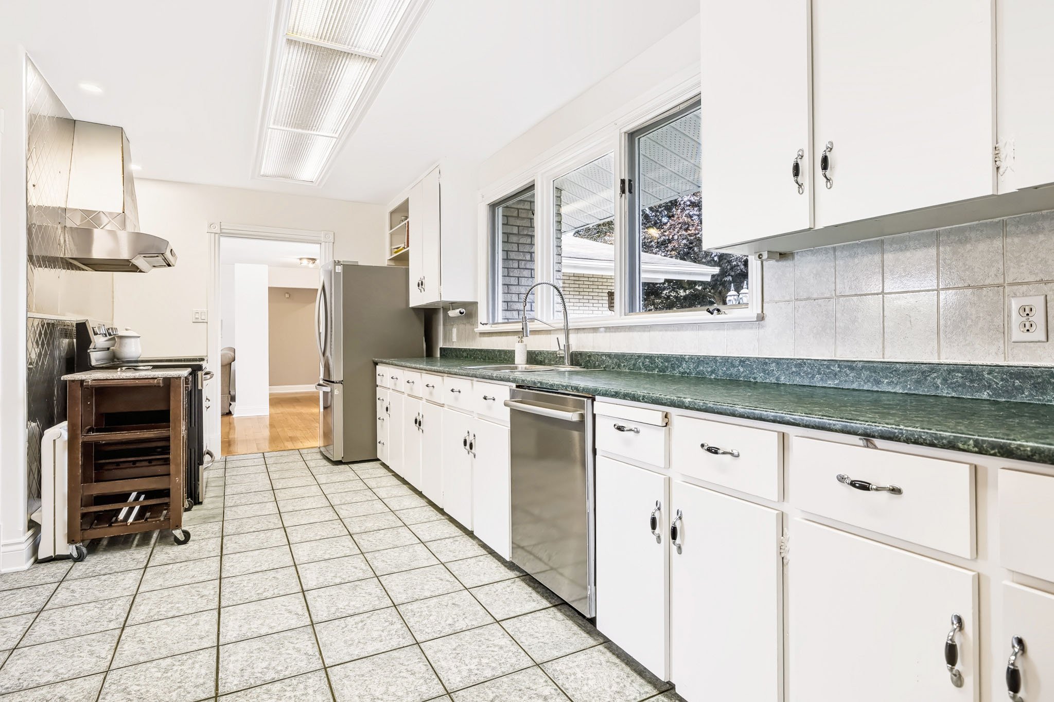 2027 Dundas__0033.jpg