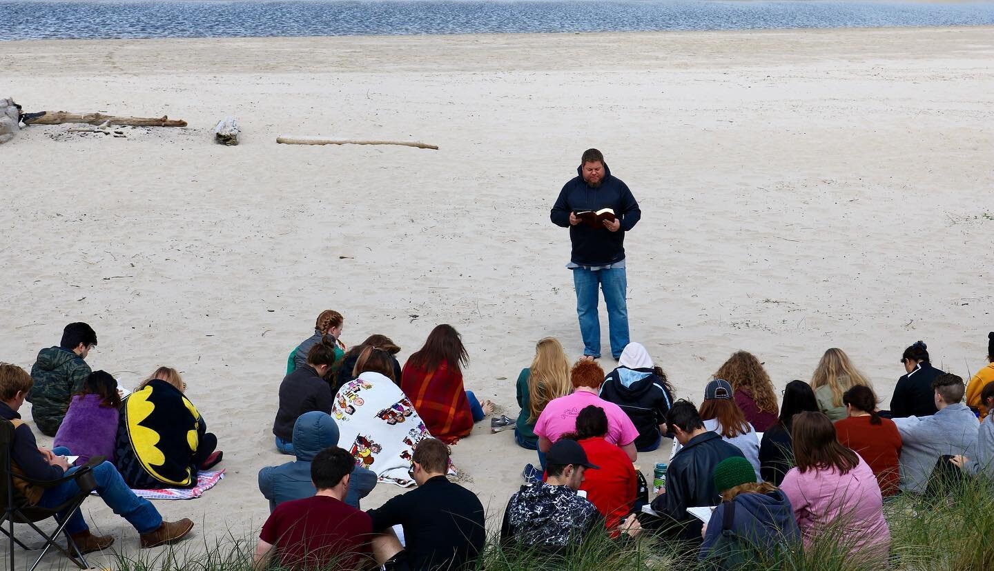 Thankful Thursday! We are thankful for opportunities and teachers like this! When there is sunshine, you take advantage of it! Sometimes that looks like class on the beach 🌊