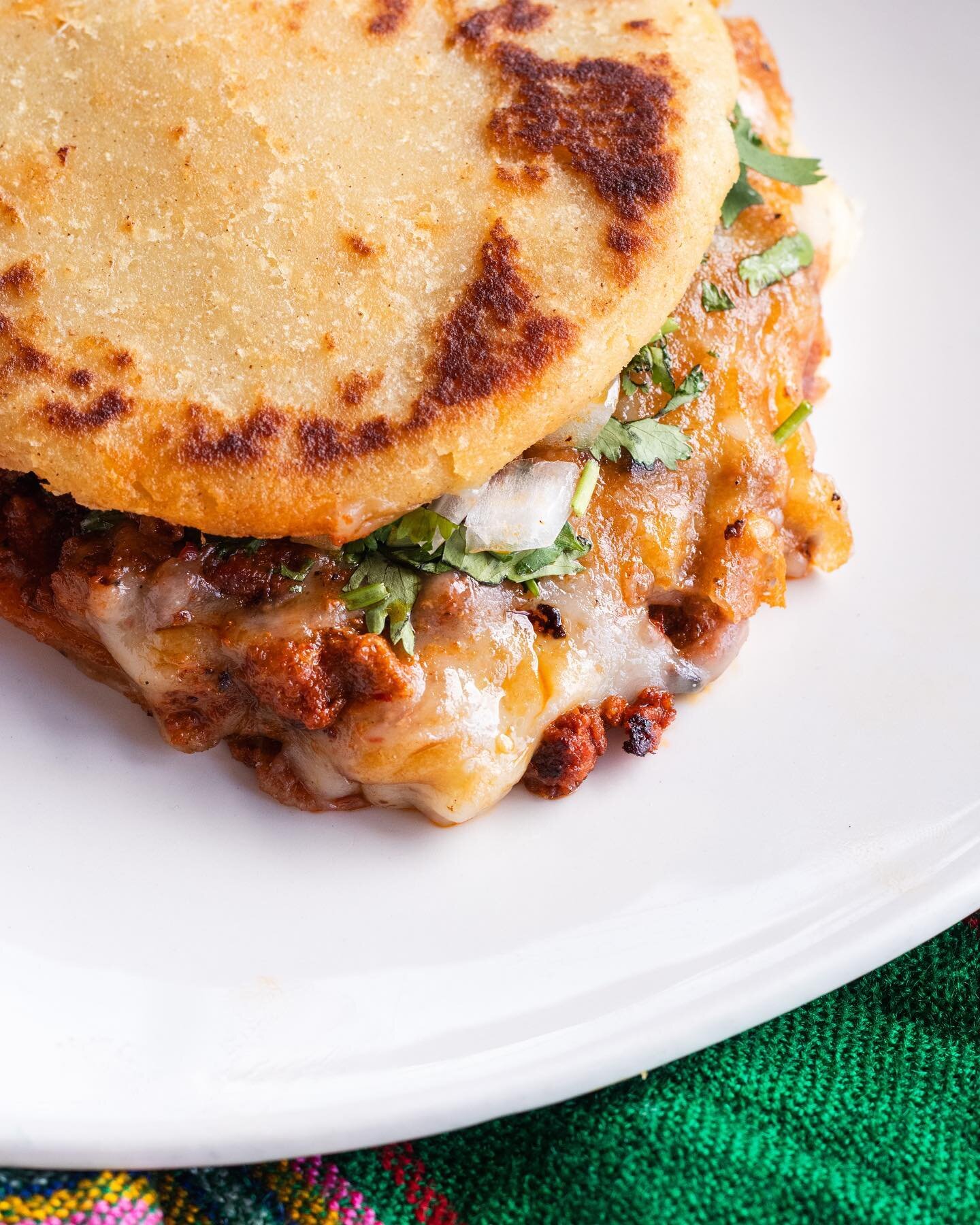 Gordita Especial 🇲🇽✨
-Thick corn dough pocket stuffed with your choice of meat/veg and FT.

#foodporn #foodphotography #gordita #chorizo #mexicanfood #micasamexicanayvr #yvr #dailyhive #vancouver #kitsilano #mexico #foodblogger #instafood