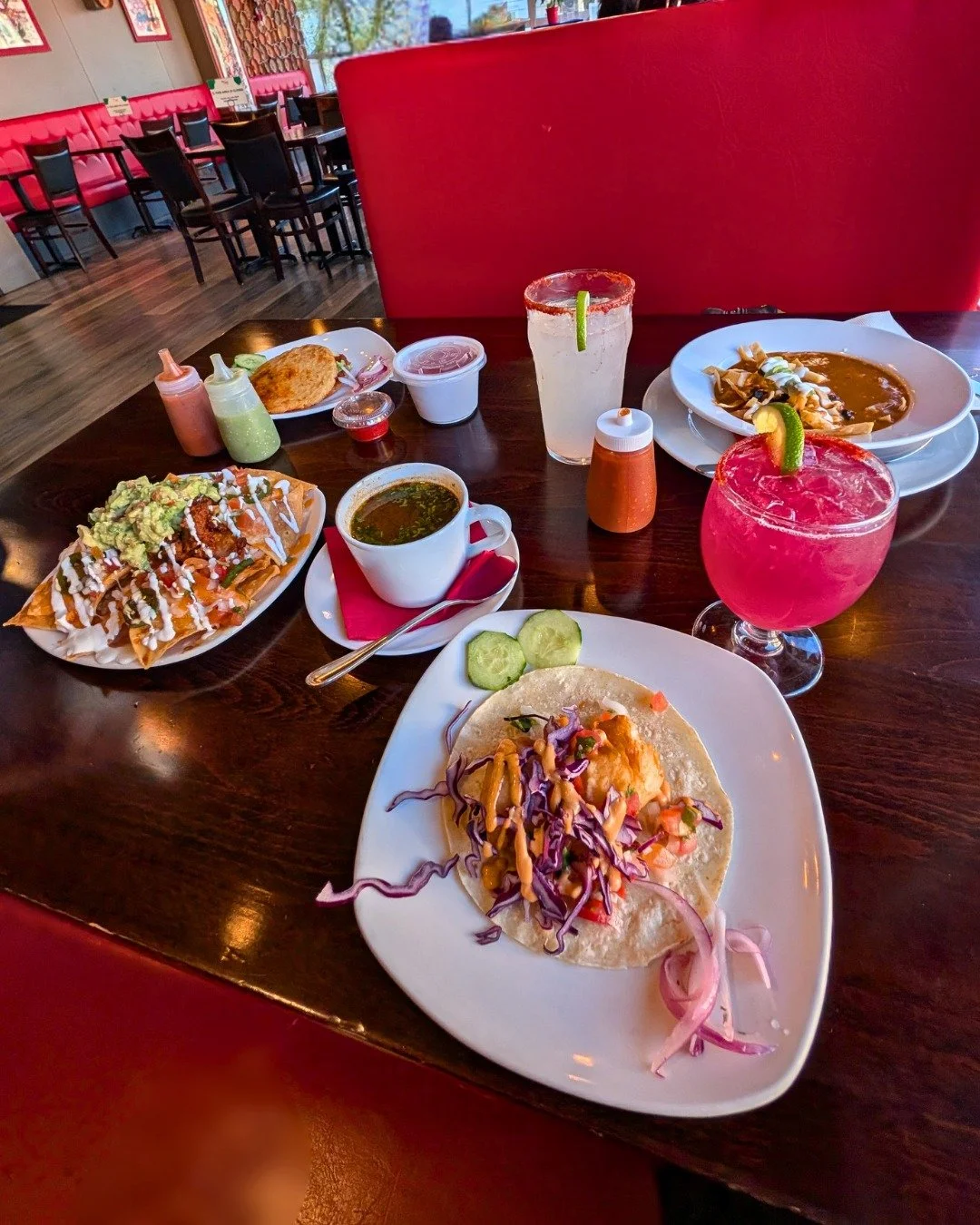 Sunday table ☀️
Sopa de tortilla, gordita de chicharr&oacute;n, taco de camaron, mini nachos &amp; drinks
Come hungry 🫶