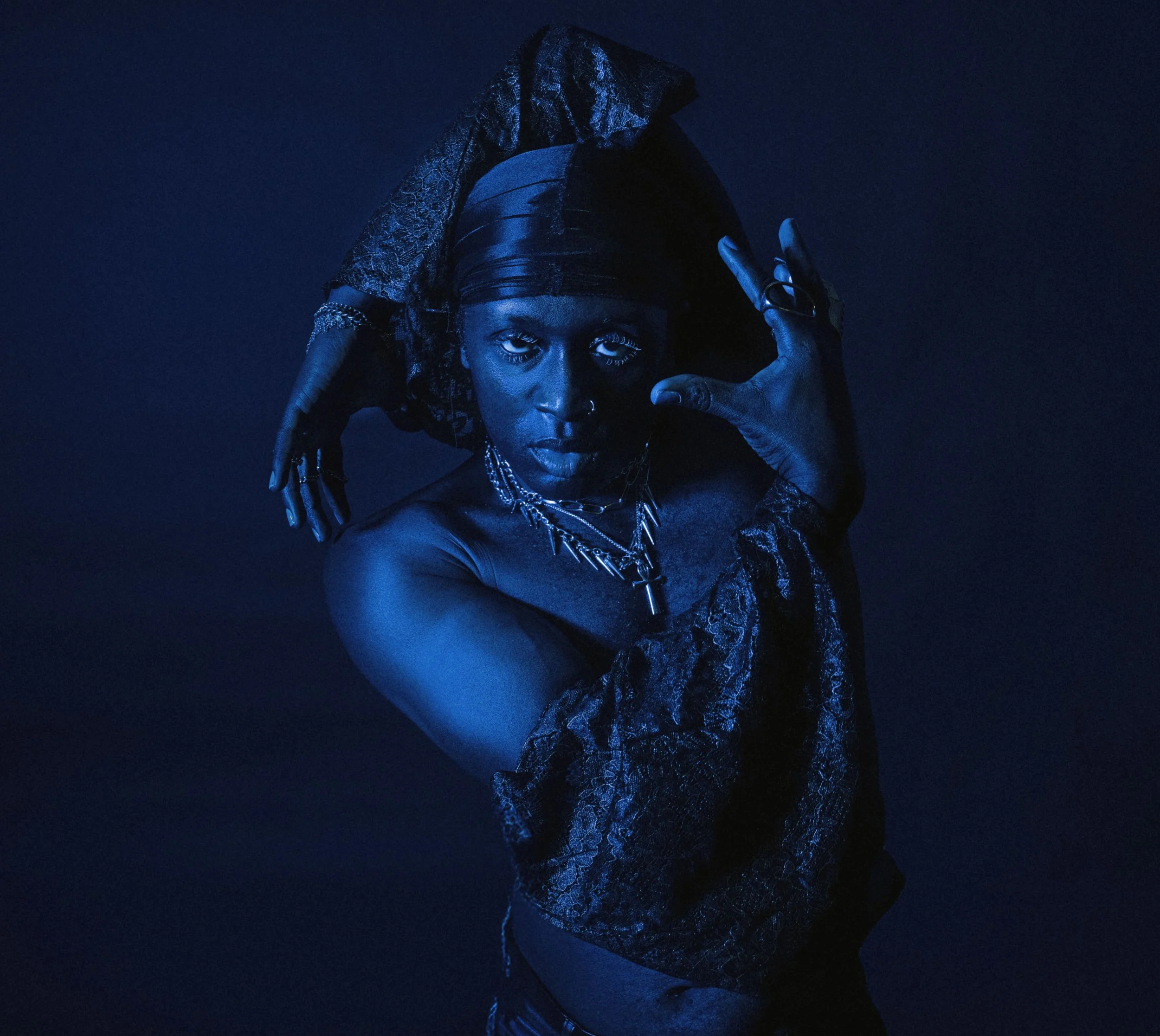 pic 5_benson_Tuukka Ervasti_Black&Blue by Sonya Lindfors.jpg