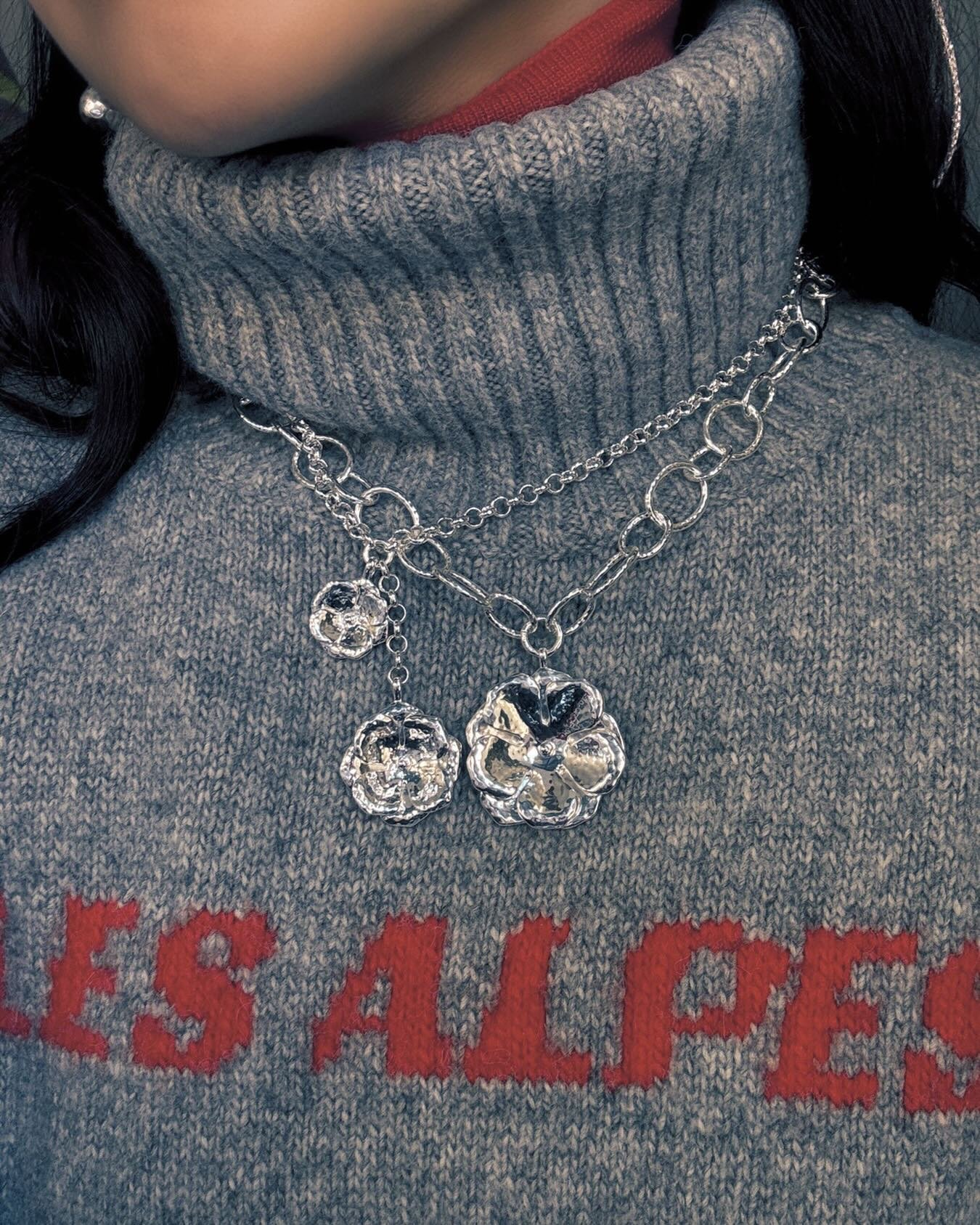 Perfect statement necklace. 💙