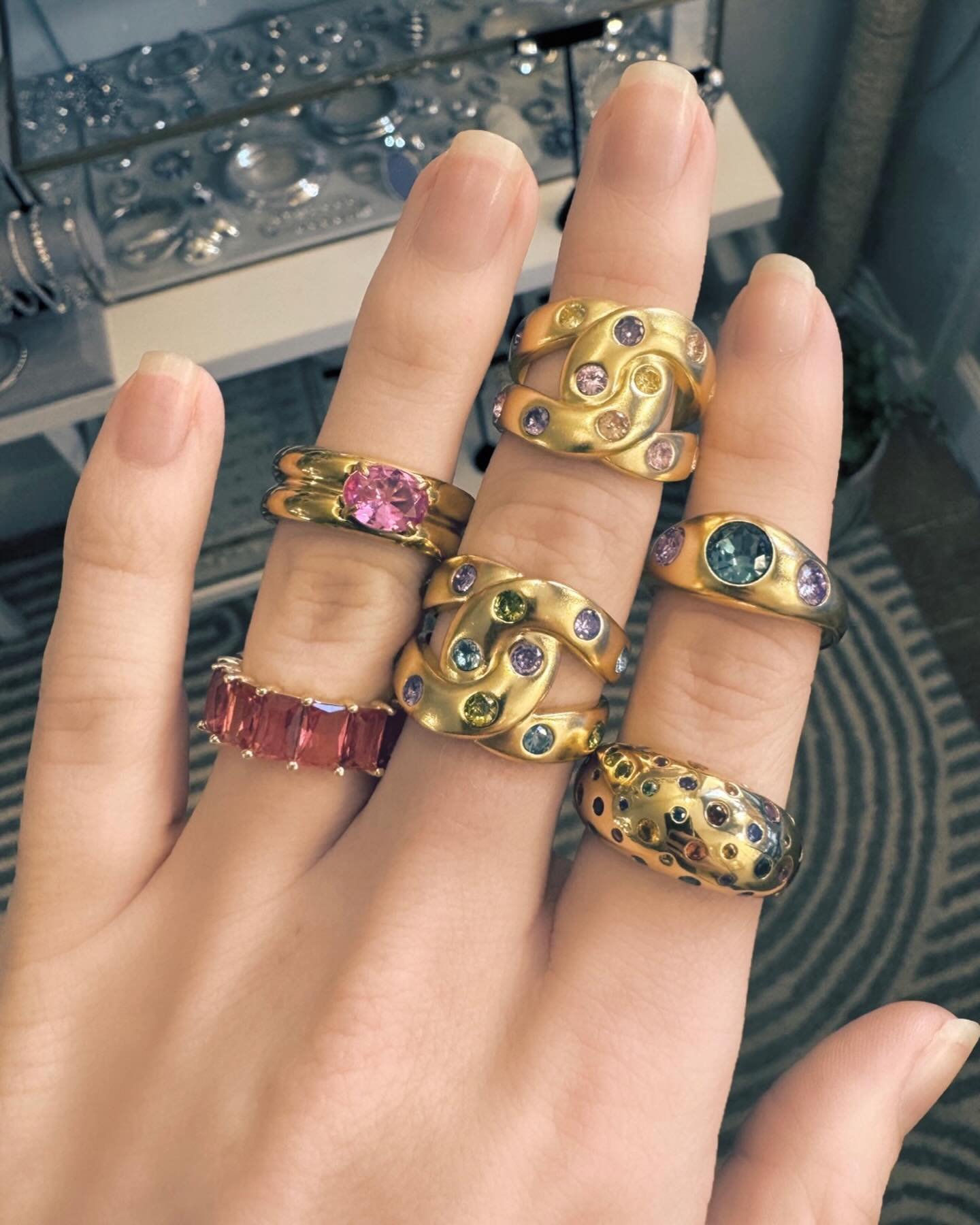 Rainbow rings on a snowy day.💙