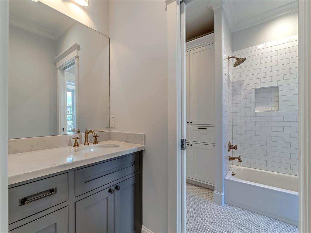 448 guest bath3.jpeg