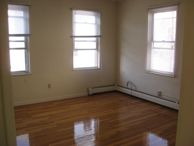 Ives Rear 2 living room.JPG