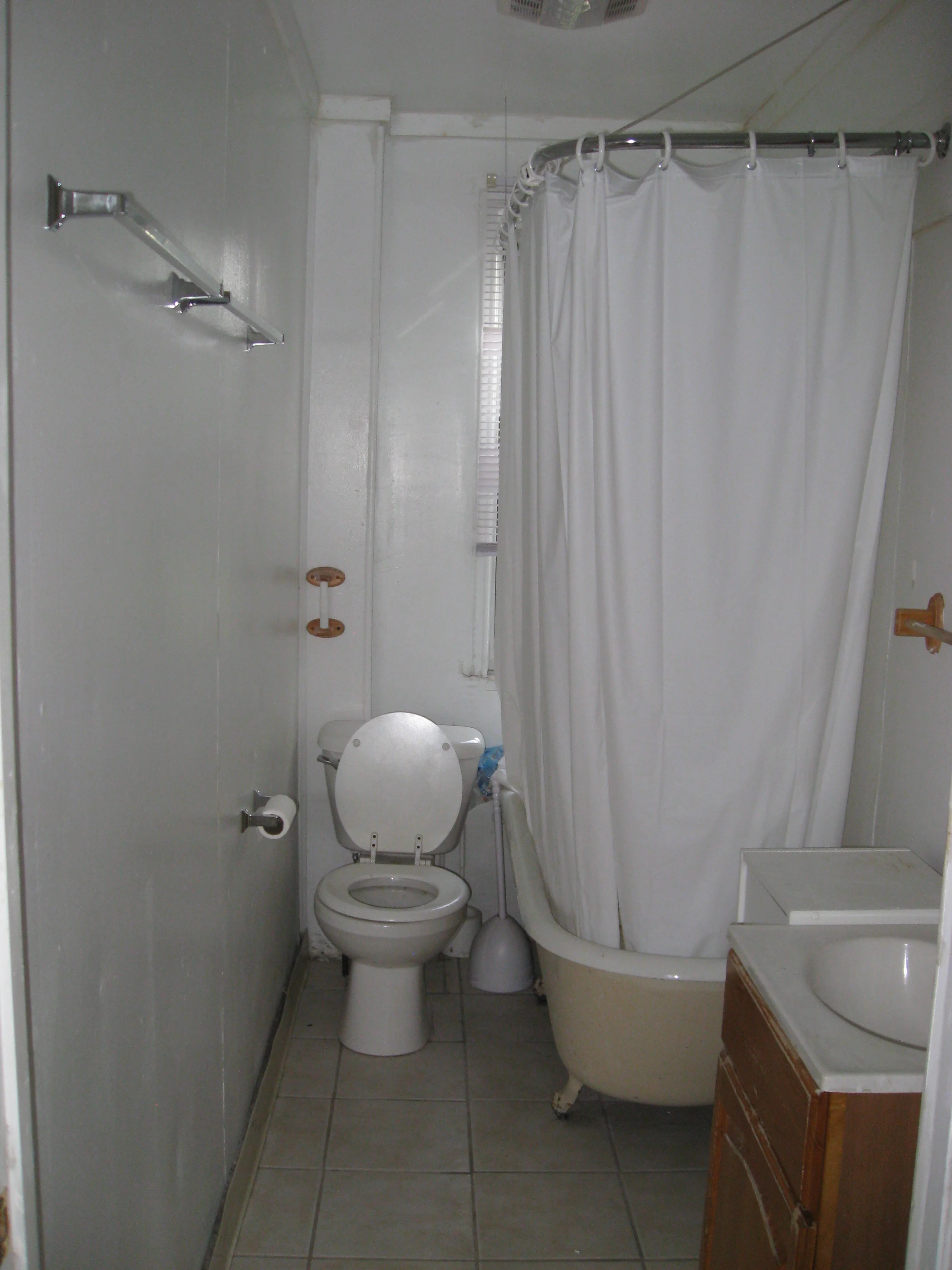 3rd floor bathroom.JPG