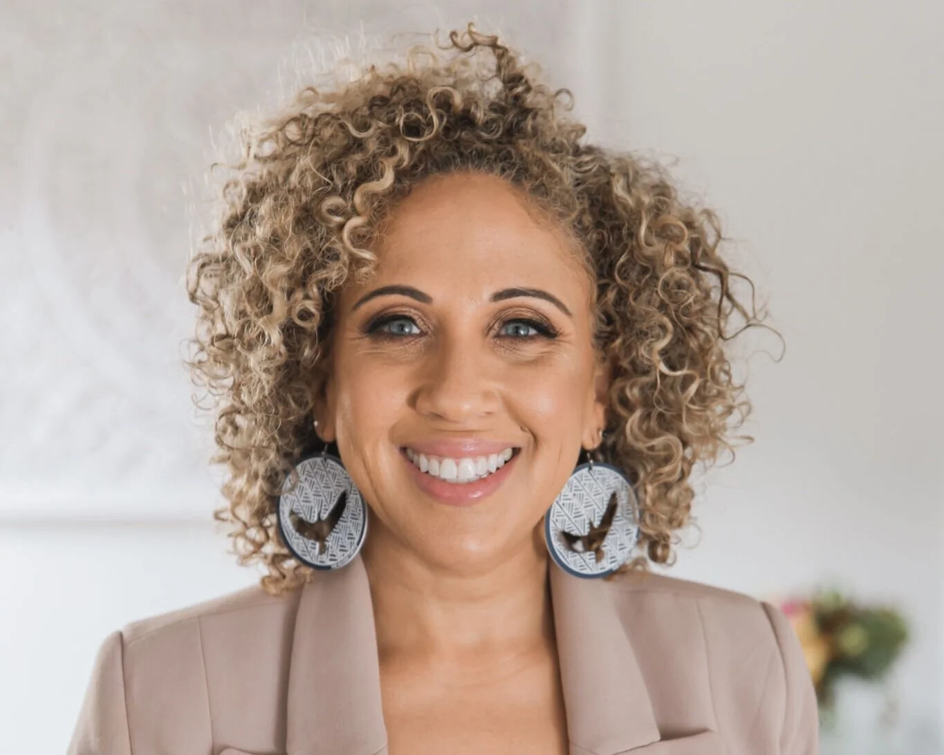 Episode #13 with Yolanda Finette: from 25 years in family servicesto holistic life coach & consultant