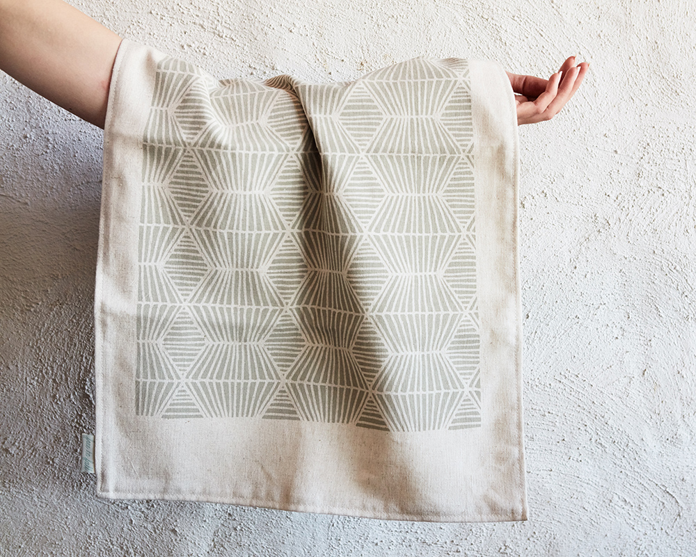 tablerunner_grey_arm.jpg
