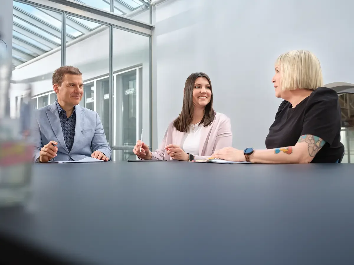 stadtverwaltung-team-besprechung-buero