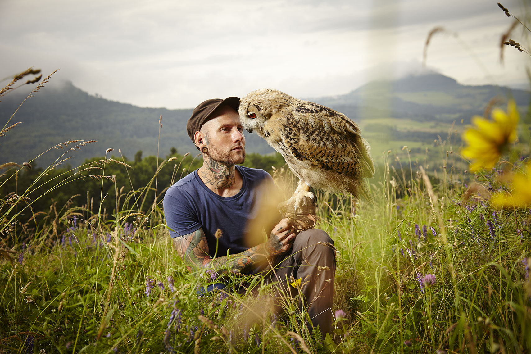 Junger Falkner mit Eule auf Arm