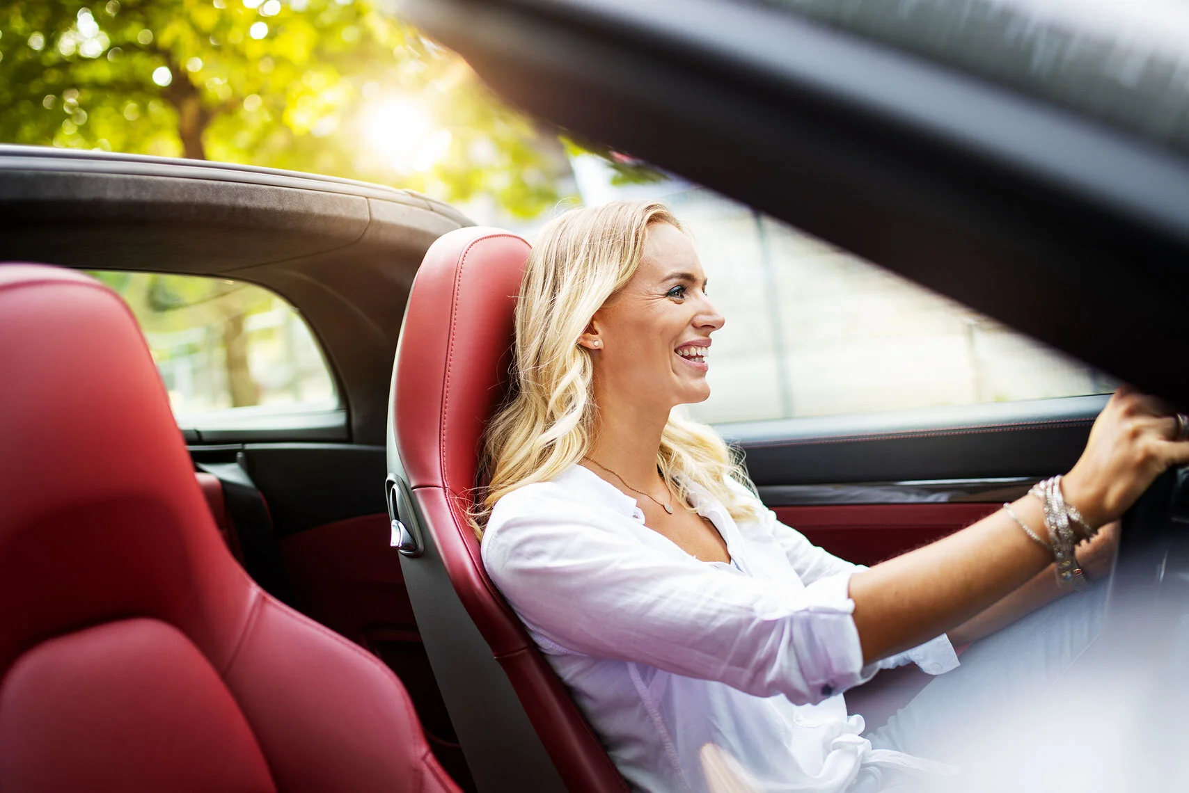 Kim Renkema lacht am Steuer eines Porsche 911 Cabrio – Editorial für das 9elf Magazin, Stuttgart