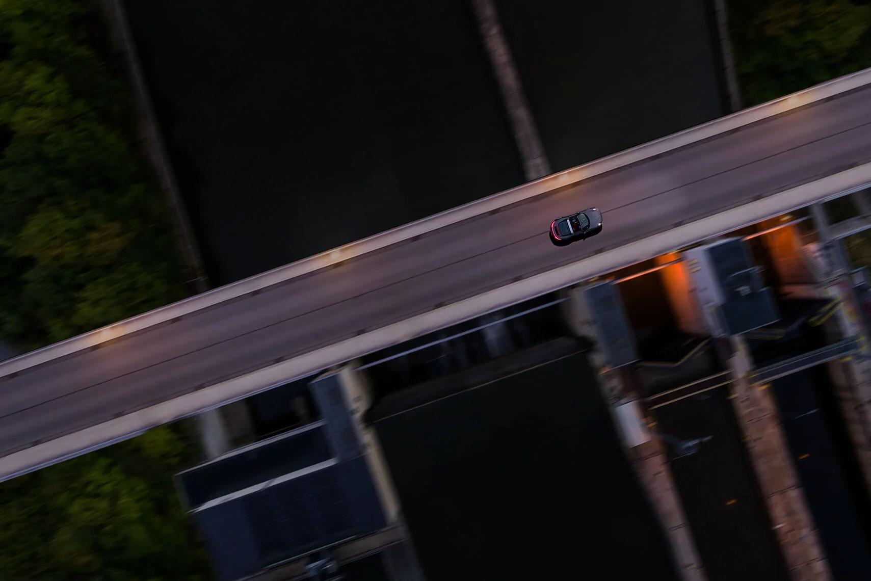 Porsche 911 in Bewegung auf einer Stuttgarter Brücke aus der Vogelperspektive – Editorial-Fotografie für das 9elf Magazin