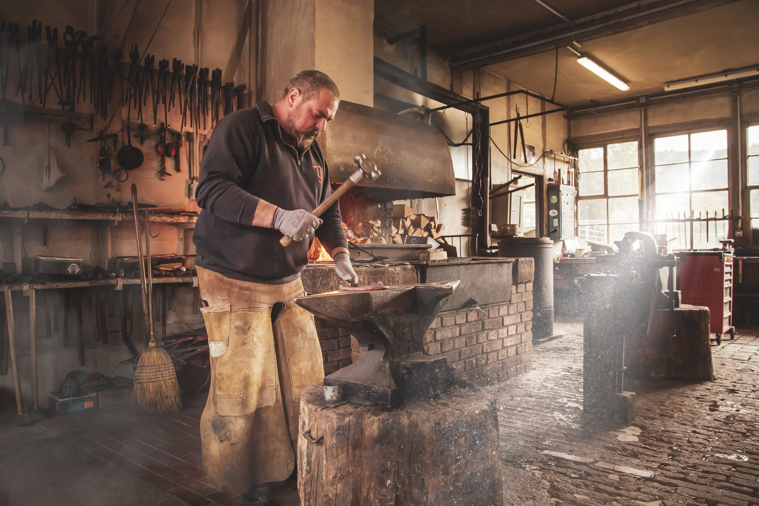 Echtes Handwerk in seiner schönsten Form – das ist unser Ziel, wenn wir Ihre Produkte und Dienstleistungen durch professionelle Foto- und Filmaufnahmen ins rechte Licht rücken. Mit einem geschulten Blick für Details und einer Leidenschaft für Ästhet