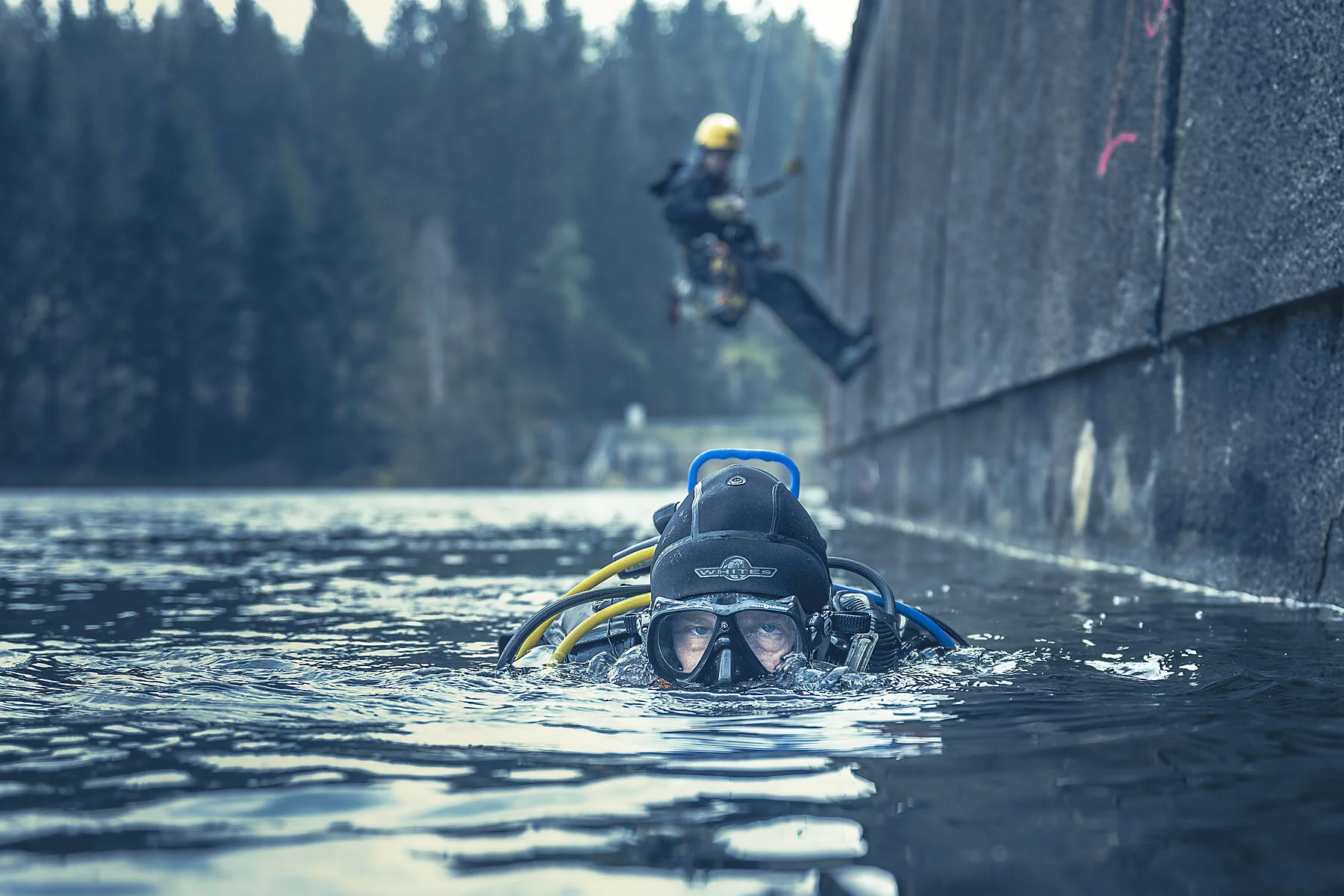 Prüfer taucht an Staudamm Mauer