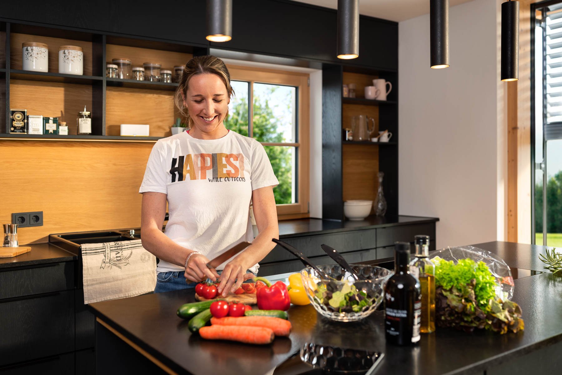 Franzi Preuss in Küche am Kochen