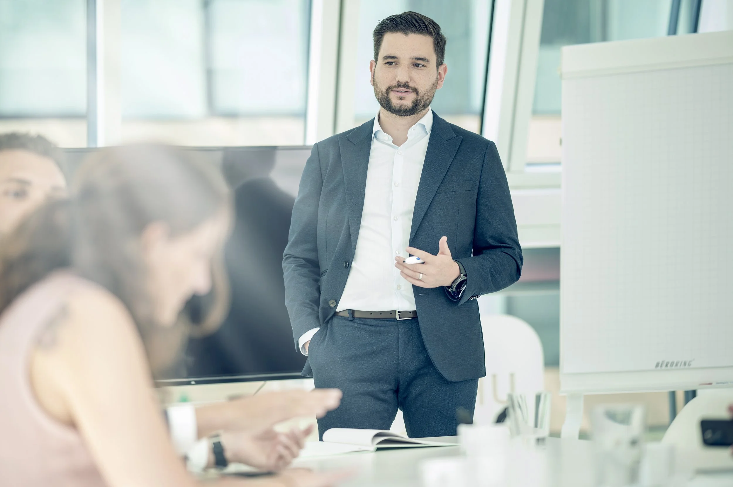Manager in Büro Stuttgart spricht mit Mitarbeitenden