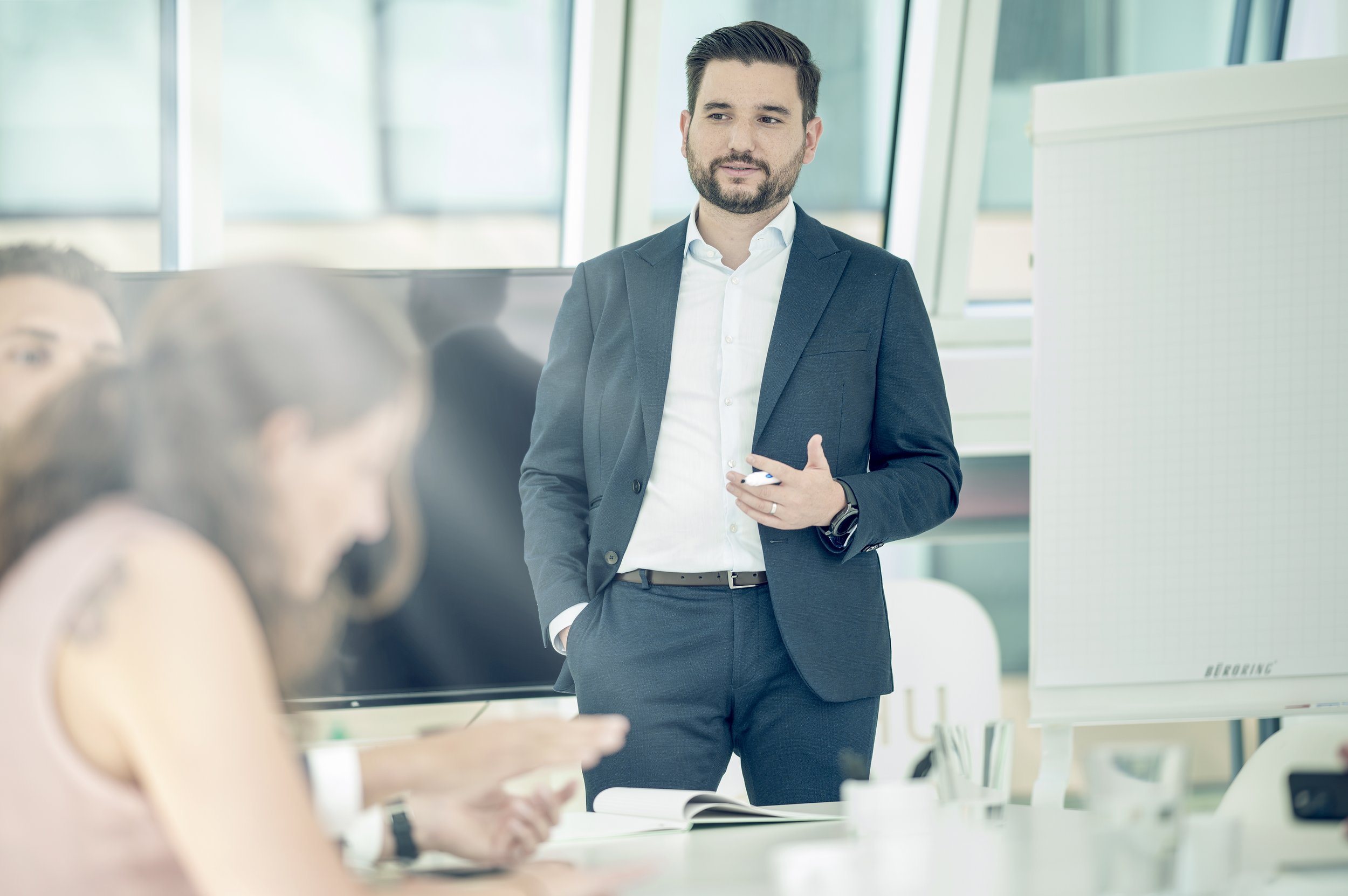 Manager in Büro Stuttgart spricht mit Mitarbeitenden