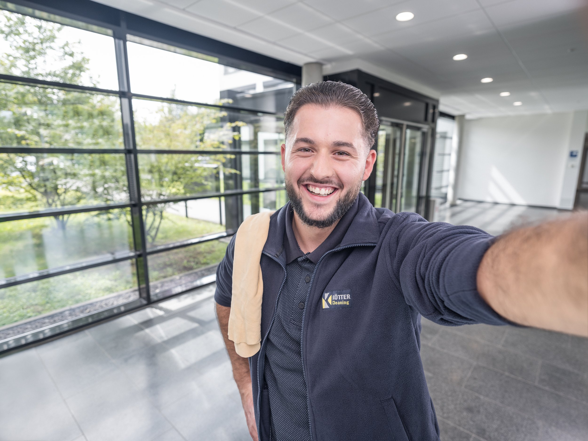 Film und Foto für Recruitment in Stuttgart. Talente zu gewinnen ist entscheidend. Wir bieten professionelle Film- und Fotolösungen für Ihre Recruiting-Kampagnen. Unsere visuellen Inhalte präsentieren Ihr Unternehmen authentisch und ziehen die ric