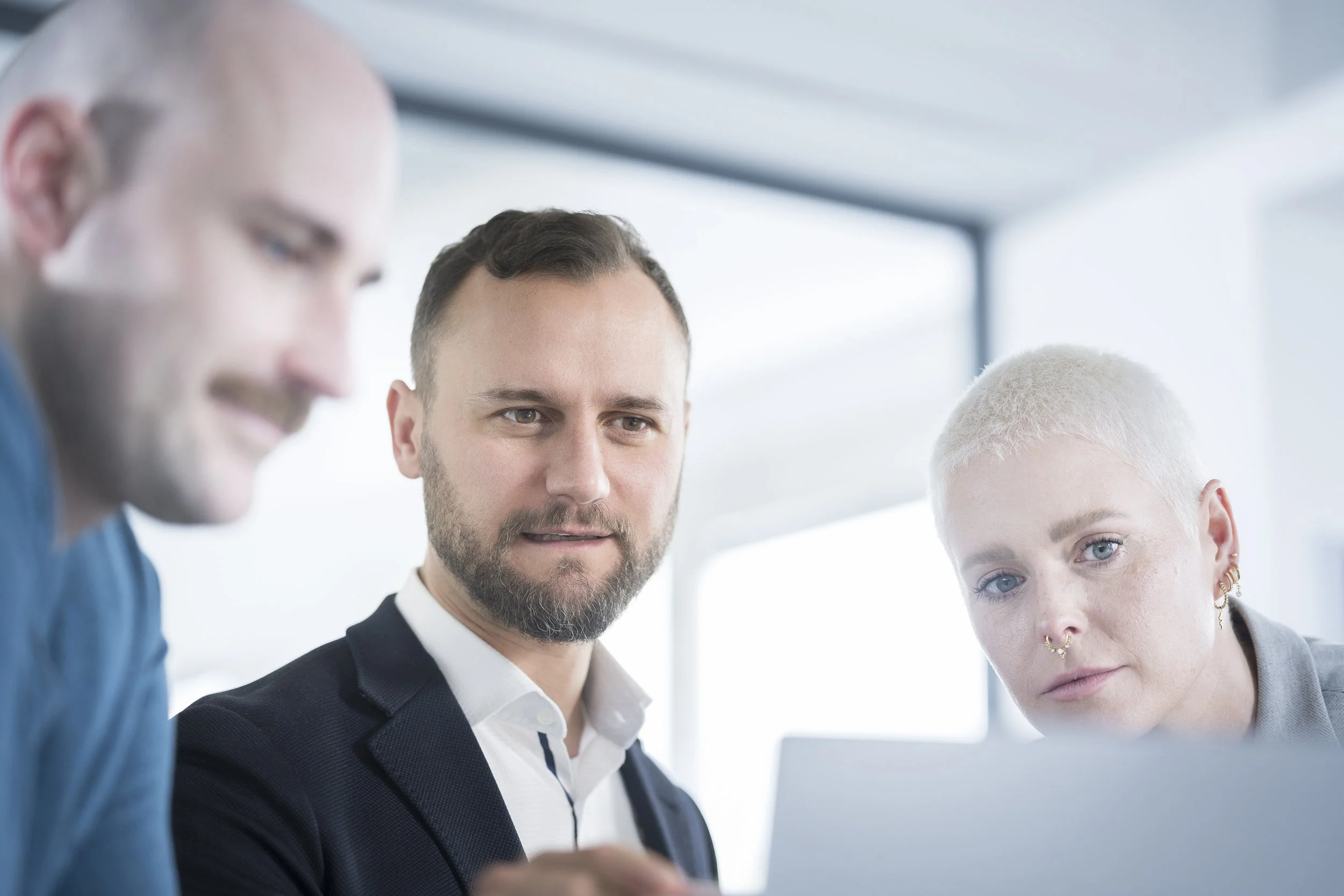 Mitarbeiter schauen in Labtap in Office Stuttgart
