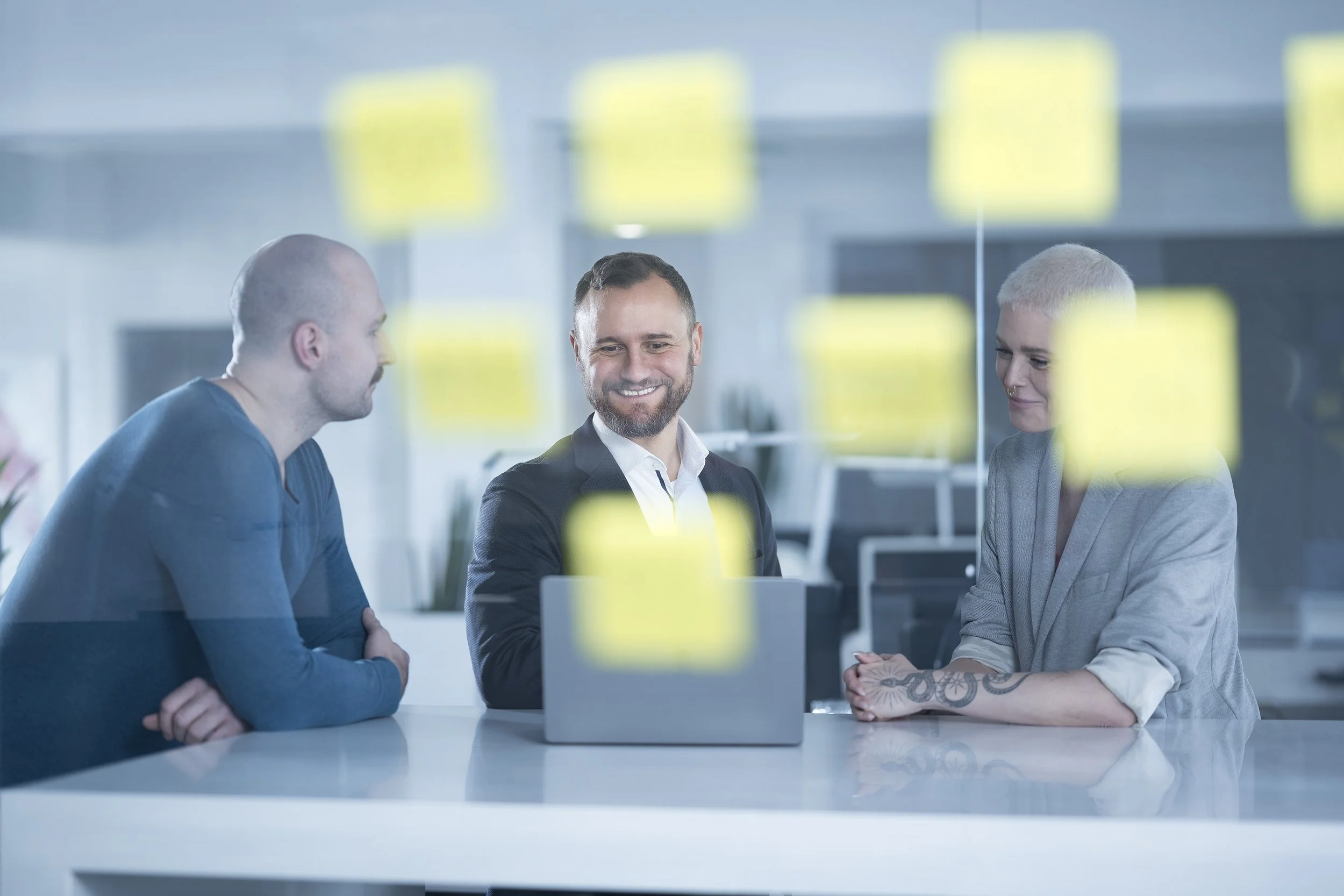 Mitarbeiter im Meeting in modernem Office