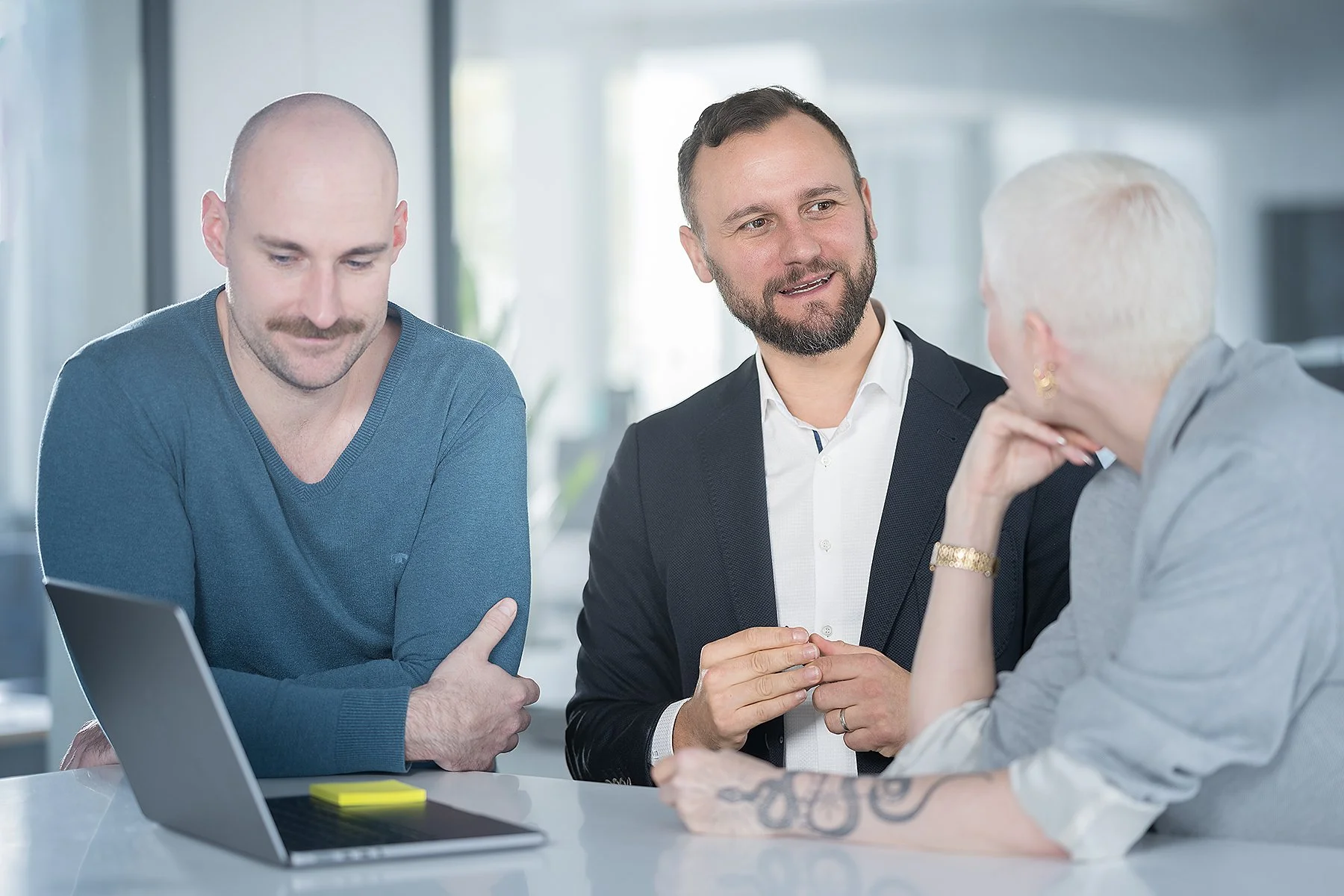 Unternehmer in Briefing mit Mitarbeitern