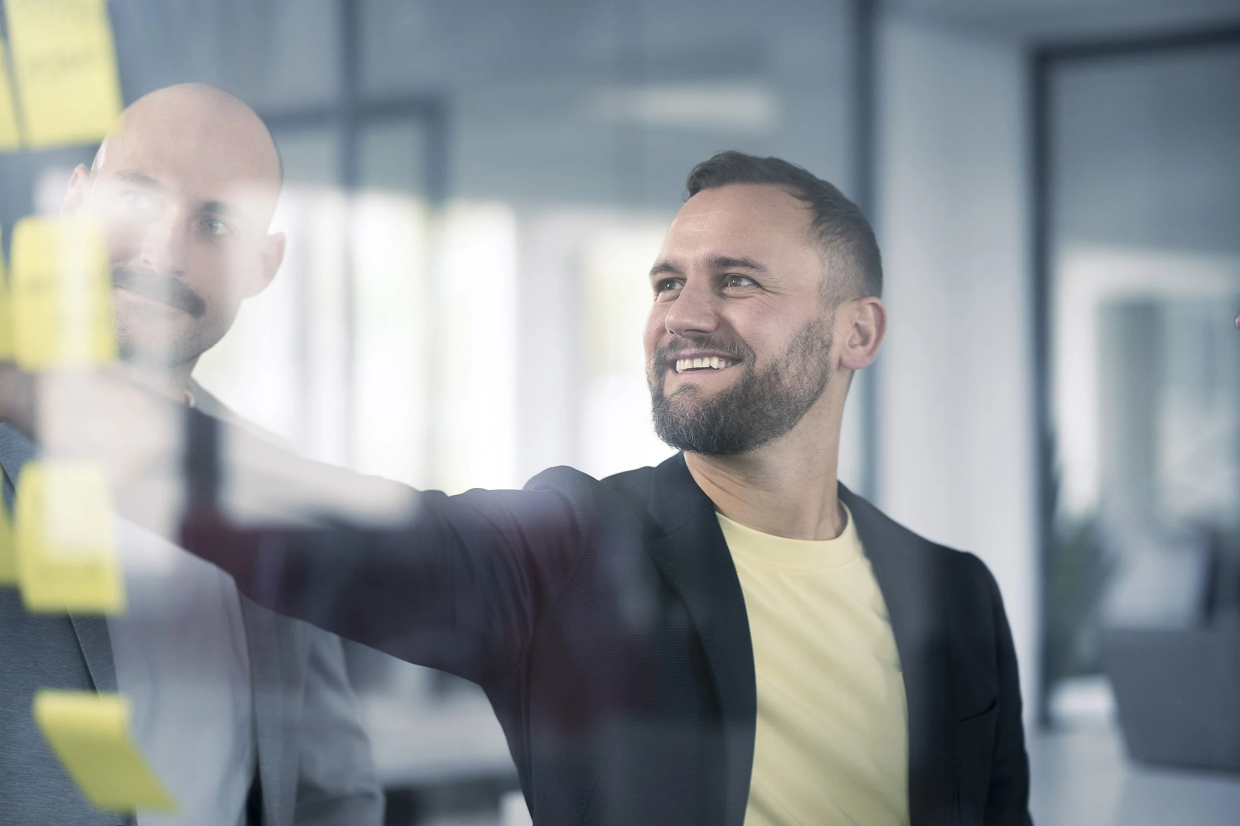 Unternehmer macht Zettel an Board
