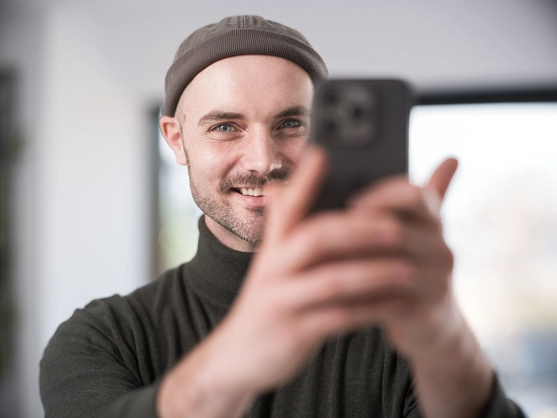 Mann macht Foto von sich über Spiegel