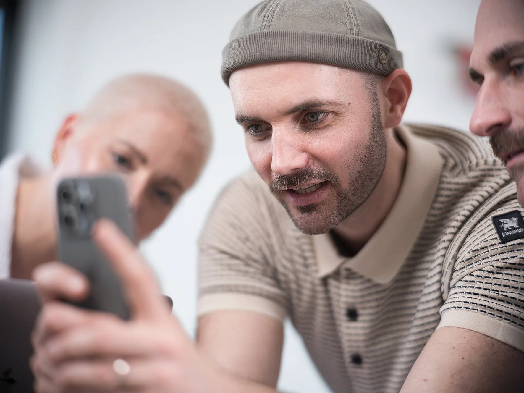 Sozial Media Experte zeigt Kunden etwas auf Handy