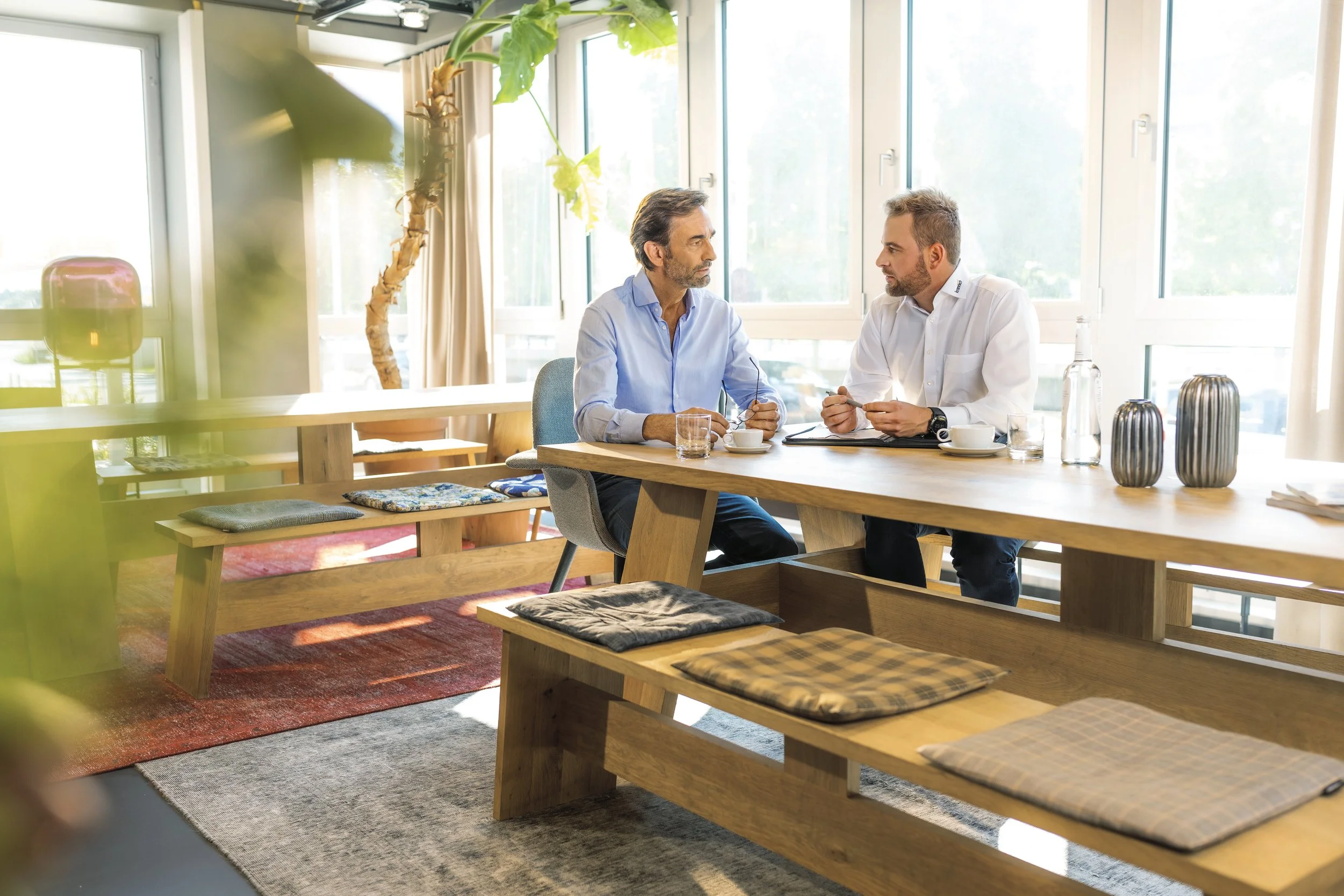 Zwei Männer in modernem Besprechungsraum