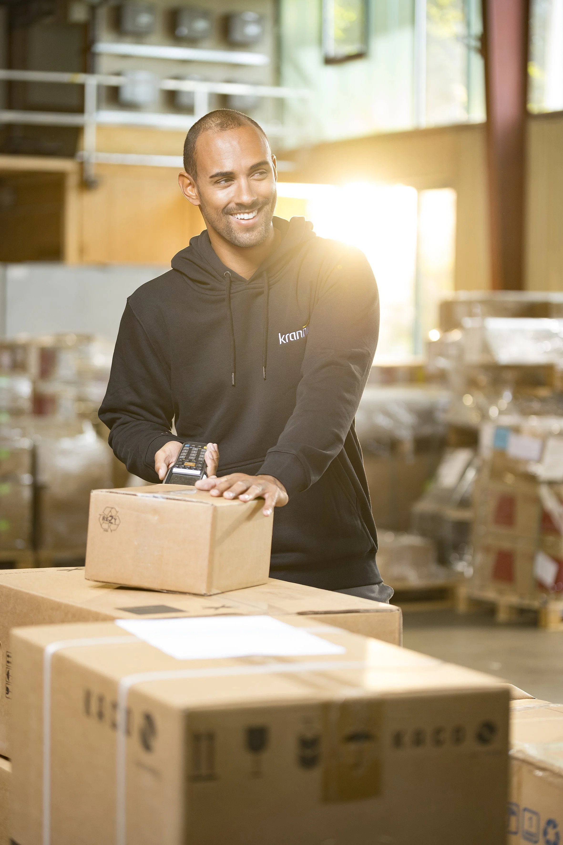 Kommissionierer in Logistik beim Arbeiteb