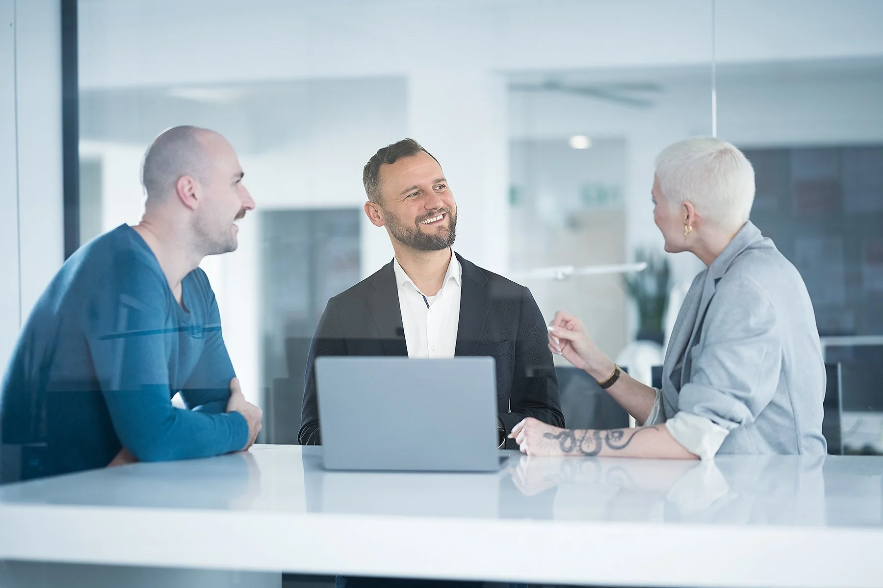 Teammeeting in modernem Büro Stuttgart