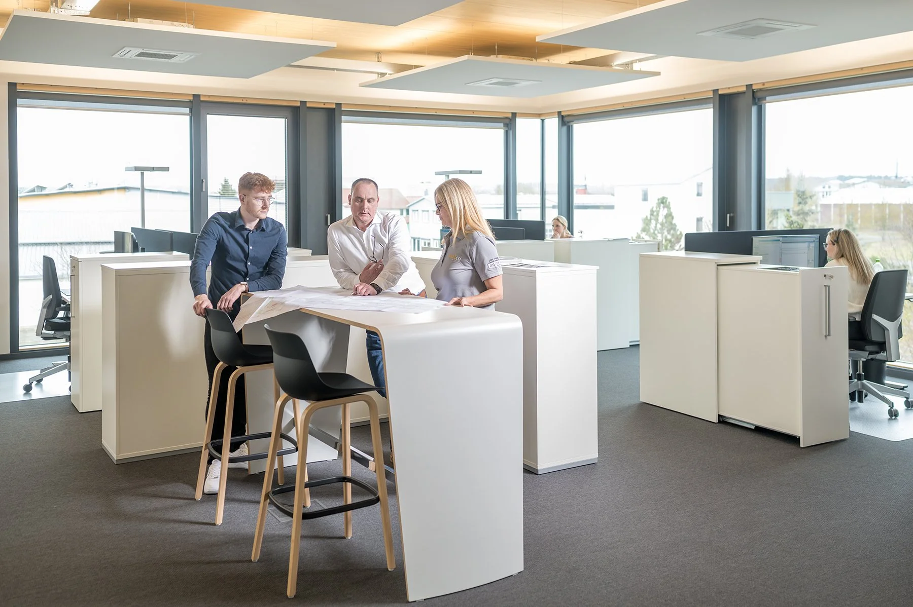 mitarbeiterteam-im-gespraech-office-alltag.jpg